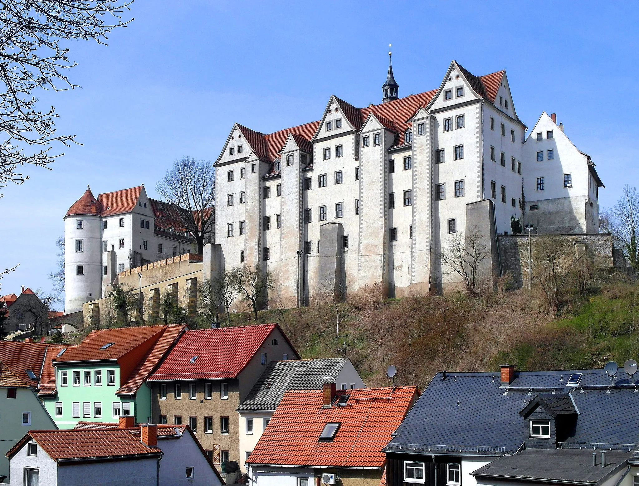 Photo showing: 14.04.2015    01683  Nossen: Blick vom Rodigt Berg aus Südosten zum Schloß.                    [SAM9789.JPG]20150414670DR.JPG(c)Blobelt