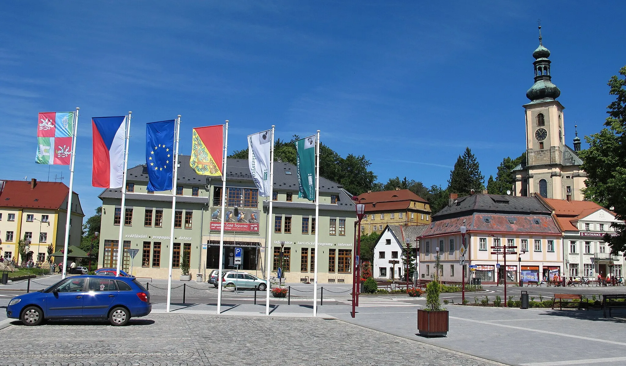 Photo showing: House of Bohemian Switzerland, church and Křinice Square in Krásná Lípa, Děčín District