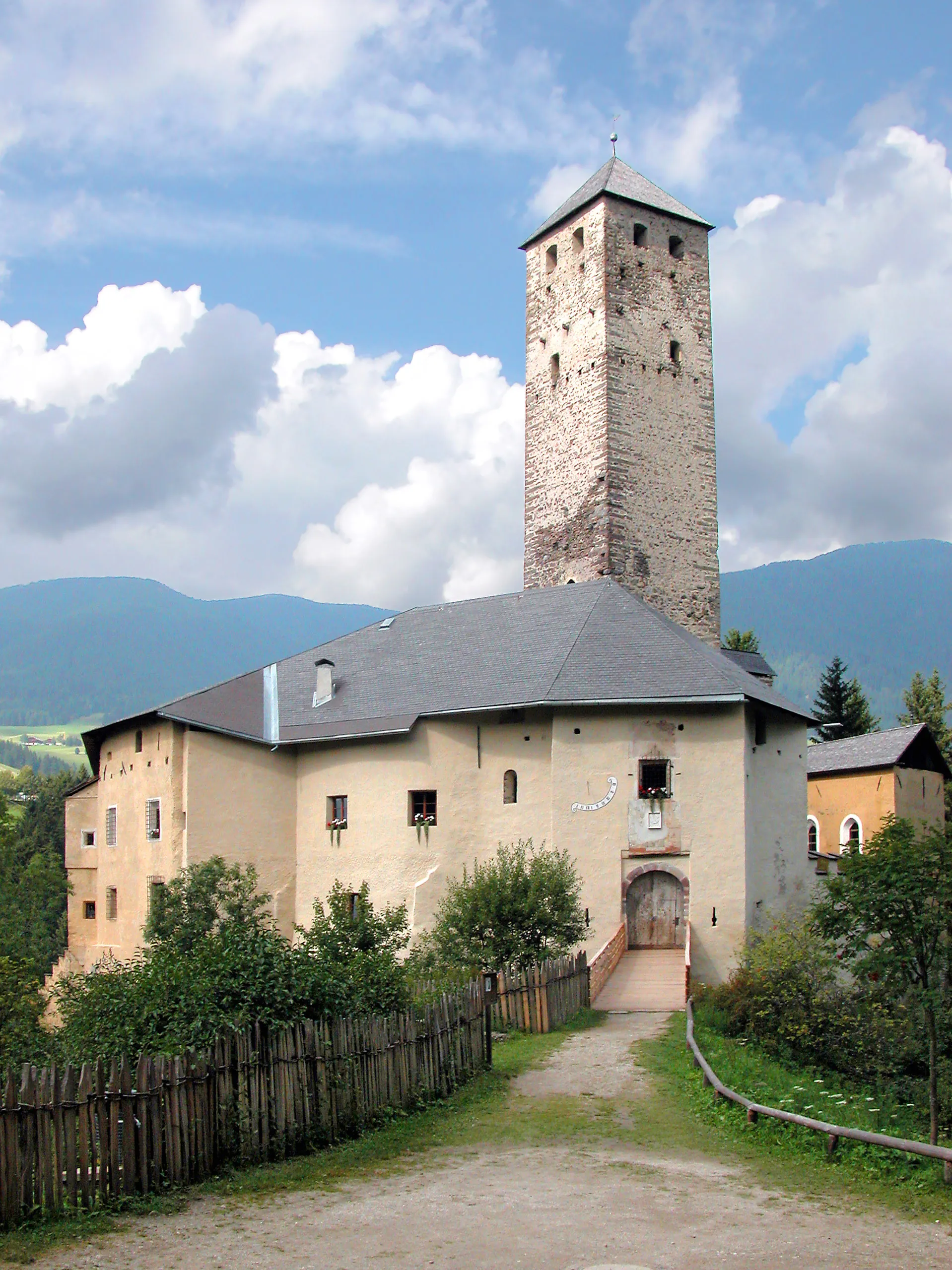 Photo showing: 26.08.2005  I 39035 Welsberg-Taisten / Monguelfo-Tesido (Italien/Südtirol/Pustertal): Schloß Welsperg (GMP: 46.759730,12.113977) aus dem 12./13. Jahrhundet. Auftrags- und Namensgeber des Schlosses  Welsperg waren die Brüder Schwikher und Otto von Welsperg. Sie ließen den schlank wirkenden Bergfried von 1126 bis 1140 erbauen. Bald darauf folgten der Palas mit Wirtschaftsgebäuden und einer romanischen Kapelle.  Im auslaufenden 15. und beginnenden 16. Jahrhundert wurde die Burg Welsperg erheblich erweitert und ausgebaut. Den Höhepunkt Ihrer Machtentfaltung erlebte die Familie mit Baron Guidobold von Welsperg und Primör. 1765 zerstörte ein Brand den Großteil der Burganlage. Seit etwa 1900 ist die sanierte Burg im Besitz der Grafen von Thun und Hohenstein und kann besichtigt werden.                                                                                           [DSCN7150.JPG]20050826035DR.JPG(c)Blobelt