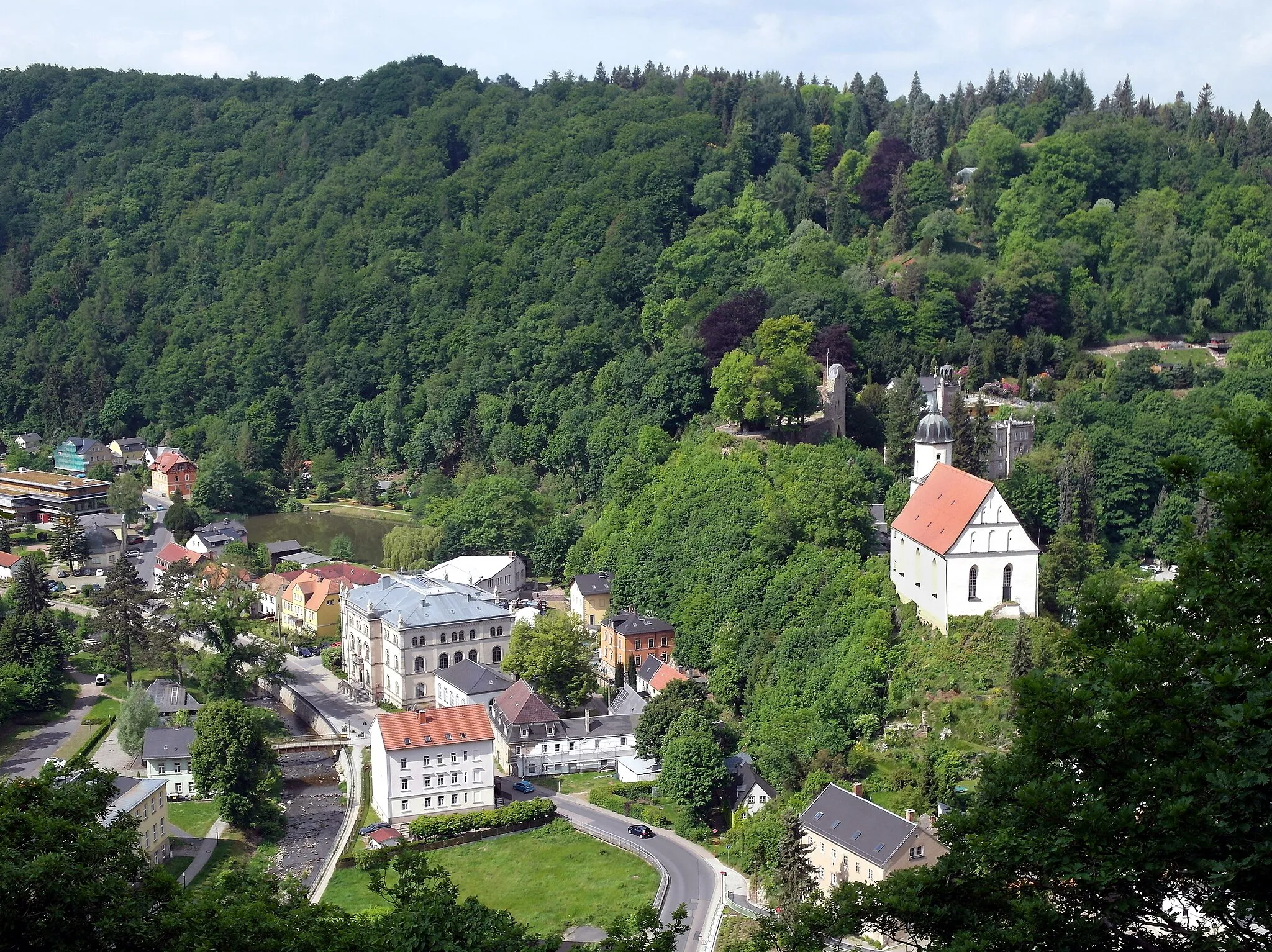 Photo showing: 29.05.2015    01737   Tharandt: Blick vom Aussichtspunkt Johannishöhe (GMP: 50.984105,13.586463) auf Tharandt: Bergkirche Zum Heiligen Kreuz / Burgruine (GMP: 50.982664,13.581209) / Villa Suminski (Gotisches Haus) / Haus Pienner Str. 6		/ Forstliche Hochschule Tharandt, Pienner Str. 8 (GMP: 50.982391,13.582695) /  Alte Forstvermessungsanstalt Pienner Str. 10 /  Rossmässler-Bau, Pienner Str. 15                                          [SAM0531&.JPG]20150529205MDR.JPG(c)Blobelt