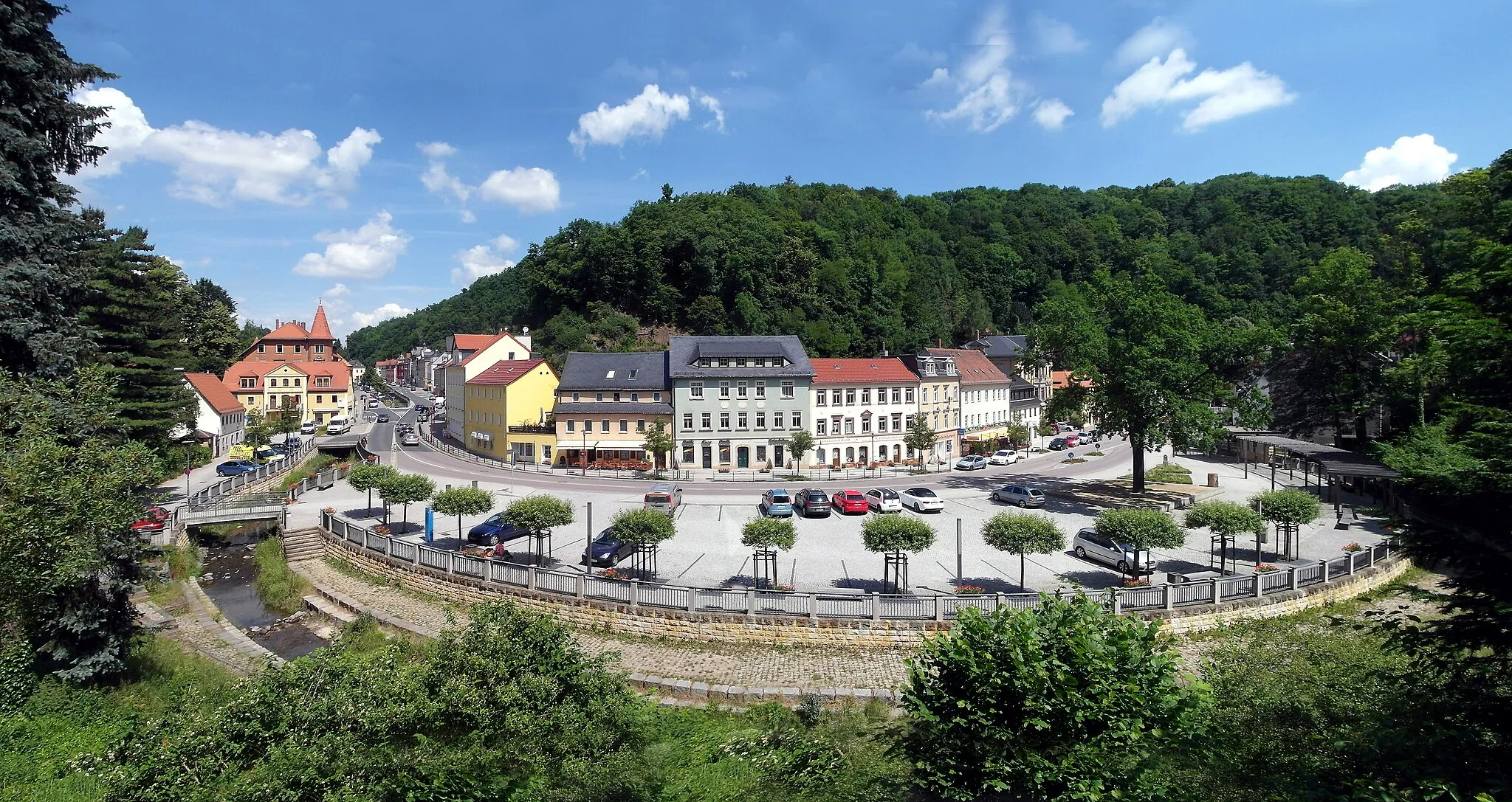 Photo showing: 18.06.2014     01737    Tharandt: Panorama vom Burgberg auf Tharandt, Am Markt (GMP: 50.983478,13.581759), Roßmäßlerstraße.                                               [SAM2729+4730+4733.JPG]20140618300MDR.JPG(c)Blobelt