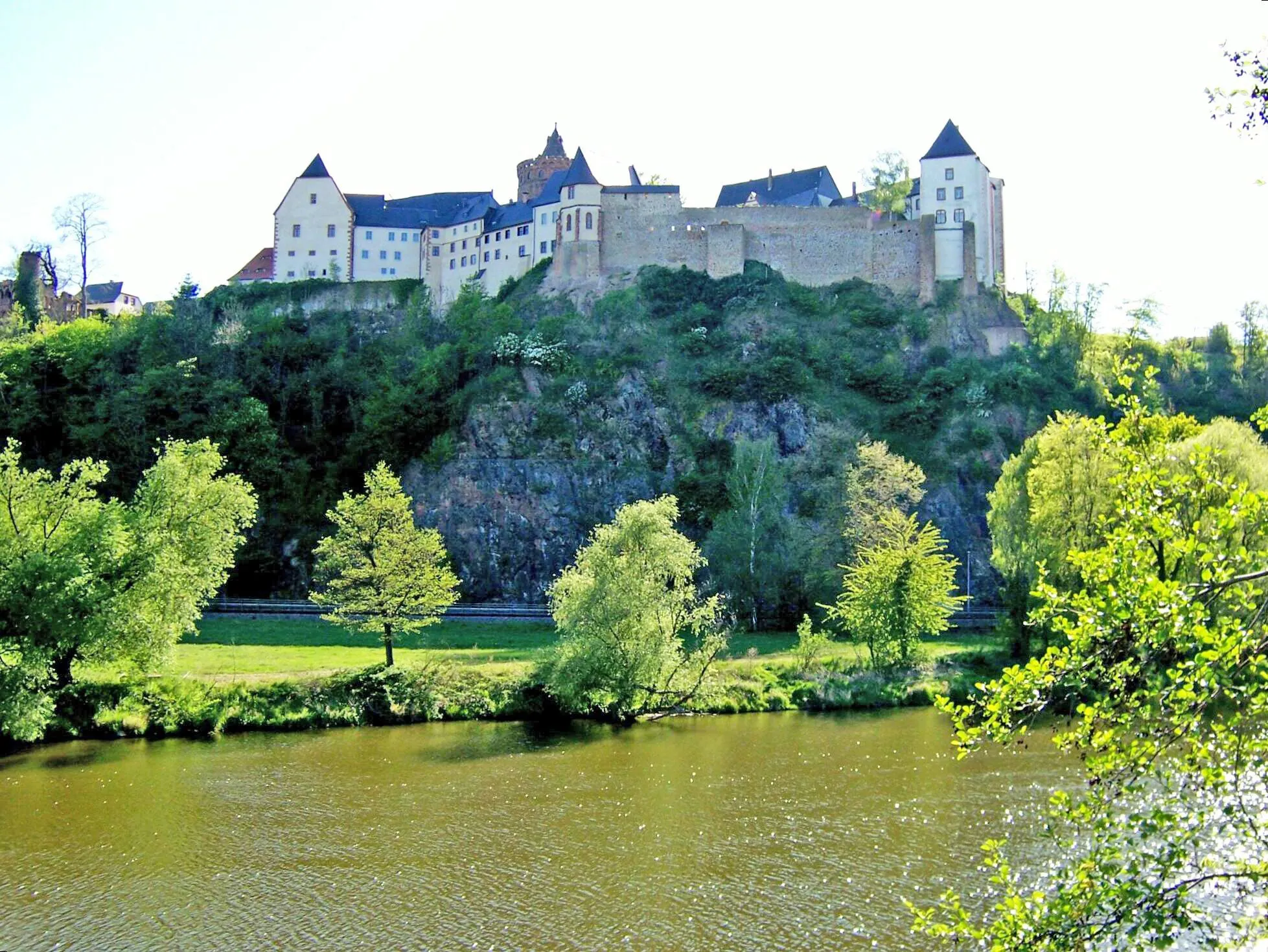 Photo showing: Blick von der Mulde auf Burg Mildenstein in Leisnig, Sachsen

eigene Aufnahme vom 1. Mai 2007