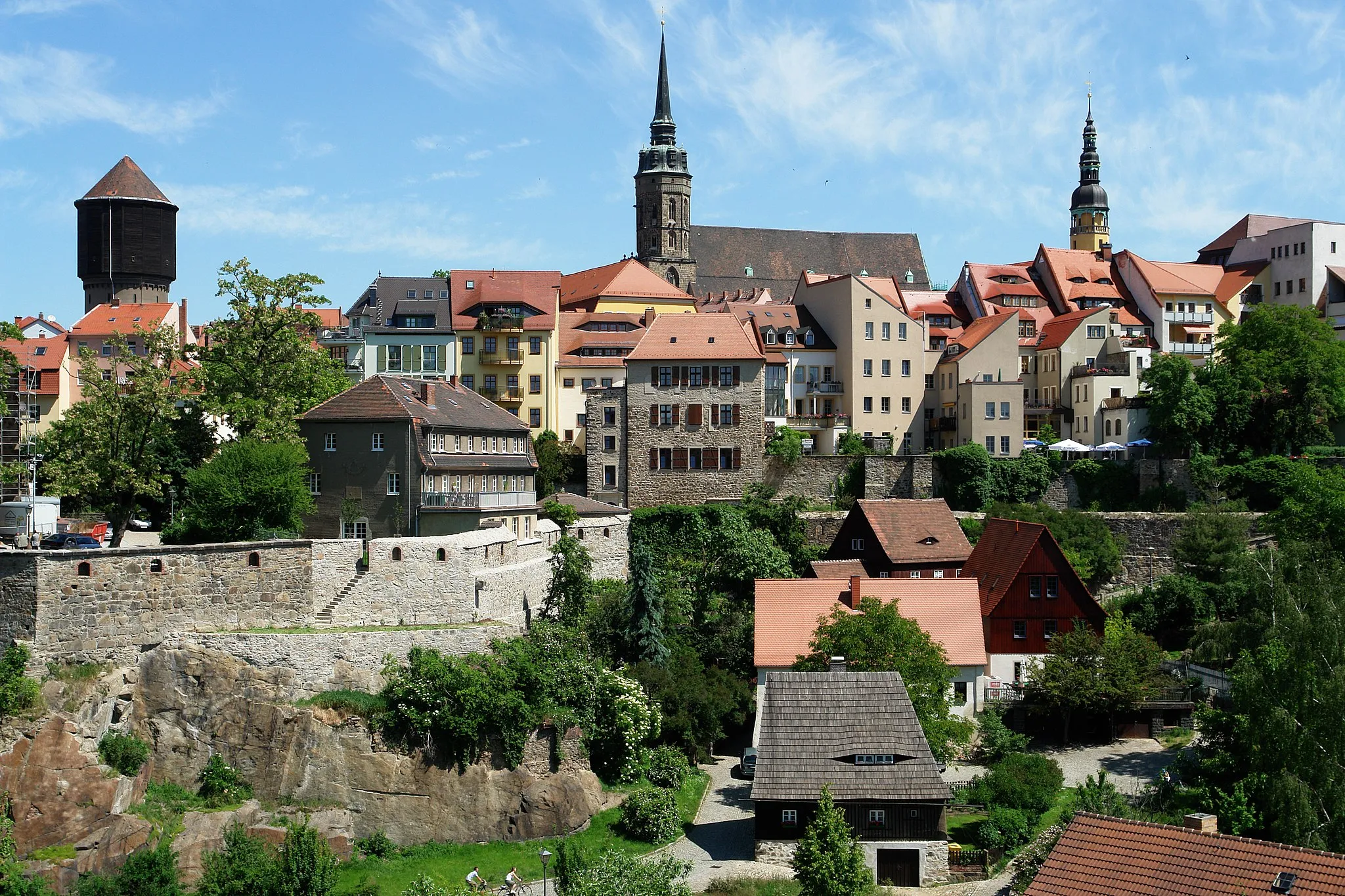 Photo showing: View from the Friedensbrücke to the town Bautzen in Saxony, Germany. In the foreground the so-called Hexenhäuschen (before 1604). In the centre the Mönchsbastei (1324) on Mühltorgasse. In the background (from left) the water tower (1877) in the ruins of the monk's church, the Dom St. Petri (1213/1221) and the Town Hall Bautzen (1213/1705).