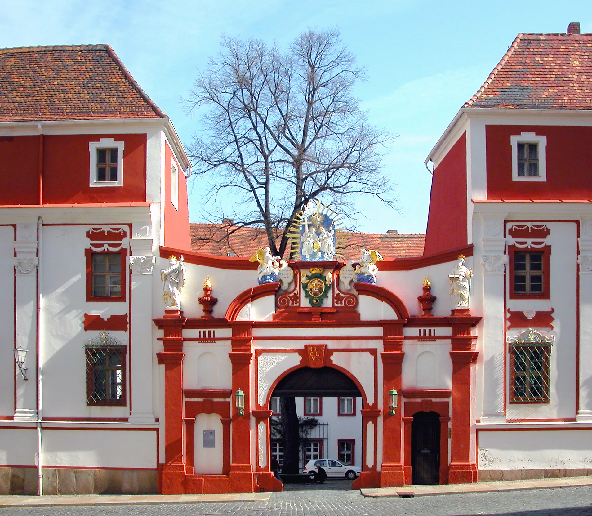 Photo showing: 28.04.2008  02625  Bautzen, An der Petrikirche: Domstift, seit dem Mittelalter Sitz des Bischofs von Meißen bis zur Reformation. Das Hauptportal von 1755. (GMP: 51.182928,14.423322)                              [DSCN32478.TIF]20080428150DR.JPG(c)Blobelt