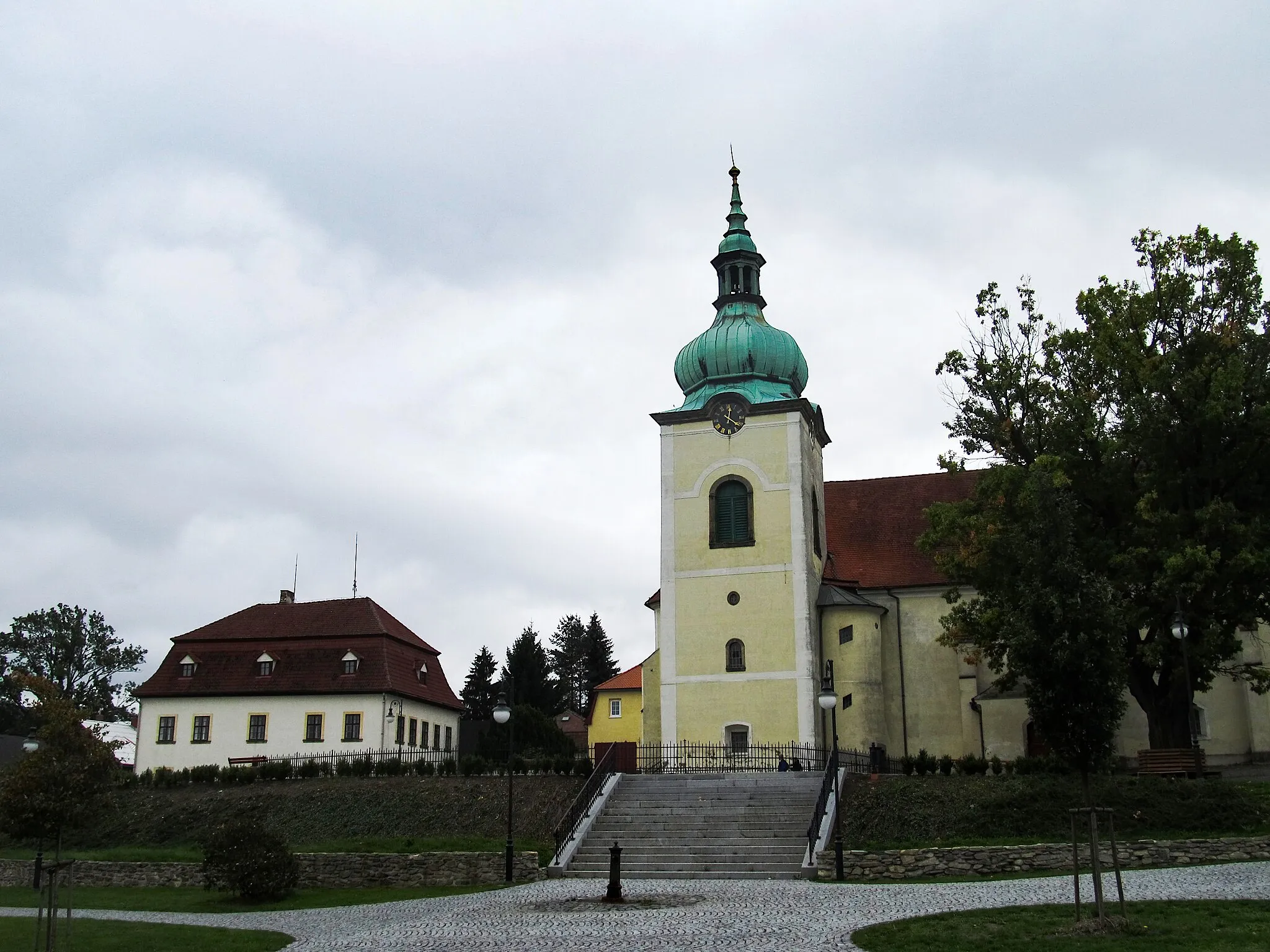 Photo showing: Náměstí Jiřího, kostel Nejsvětější Trojice a fara