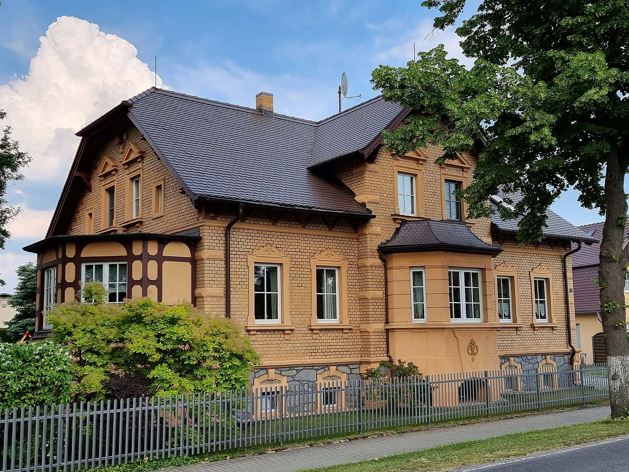 Photo showing: Wohnhaus und seitliche Toreinfahrt Hauptstraße 35