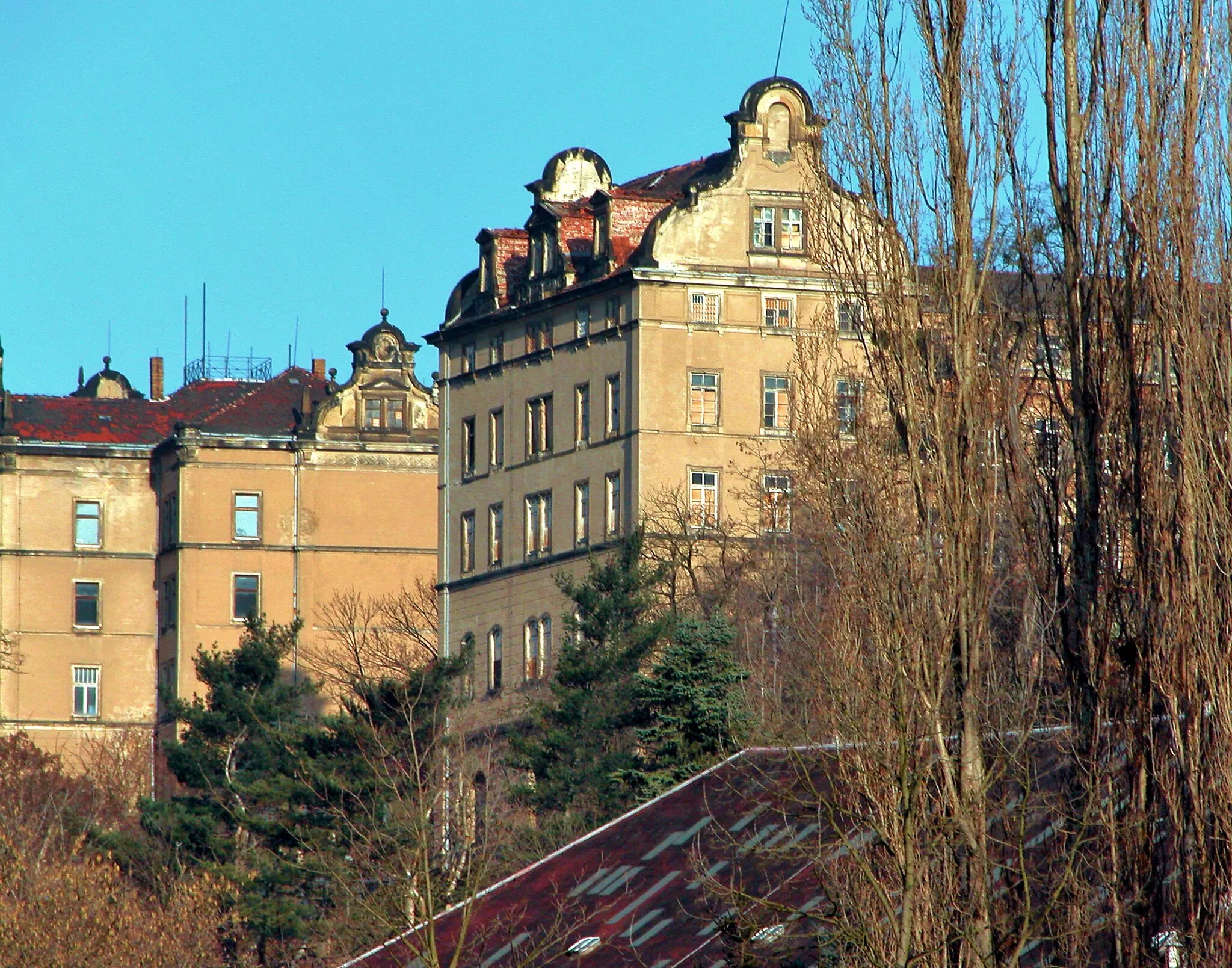 Photo showing: 30.12.2007   01796  Pirna: Schloß Sonnenstein (GMP: 50.961643,13.945779). Die ehemalige Festung Sonnenstein stammt im wesentlichen aus der 2. Hälfte des 16. Jahrhunderts mit Nutzung älterer Teile. Die 1269 erstmals erwähnte Burg gehörte anfangs den Markgrafen von Meißen, kam dann aber in böhmischen Besitz. 1404 gelangten "schlos und stat Pirn" an Markgraf Wilhelm I. von Meißen. Das Schloß wurde als Residenz der Kurfürsten und Herzöge von Sachsen und als Verwaltungssitz des Amtes Pirna genutzt. 1639 erheblich beschädigt. 1811-1939 Heil- und Pflegeanstalt für geistig Behinderte. Der viergeschossige Elbflügel, die ehemalige Hauptkaserne der Festung, wurde 1904 bis 1909 nach Plänen des Dresdner Architekturbüros Schilling & Gräbner umgebaut. 1940-1941 Euthanasie-Tötungsstätte der Nationalsozialisten. 1945-1949 Flüchtlingslager und Quarantänelager; Landratsamt Pirna und Polizeischule (bis 1954). Danach bis 1991 betriebliche Nutzung durch den Industriebetrieb Strömungsmaschinenbau Pirna. Bis 1997 Werkstatt für Behinderte. Sicht von Südwesten.                                                                                                                                                                                 [DSCN31069.TIF]20071230015DR.JPG(c)Blobelt