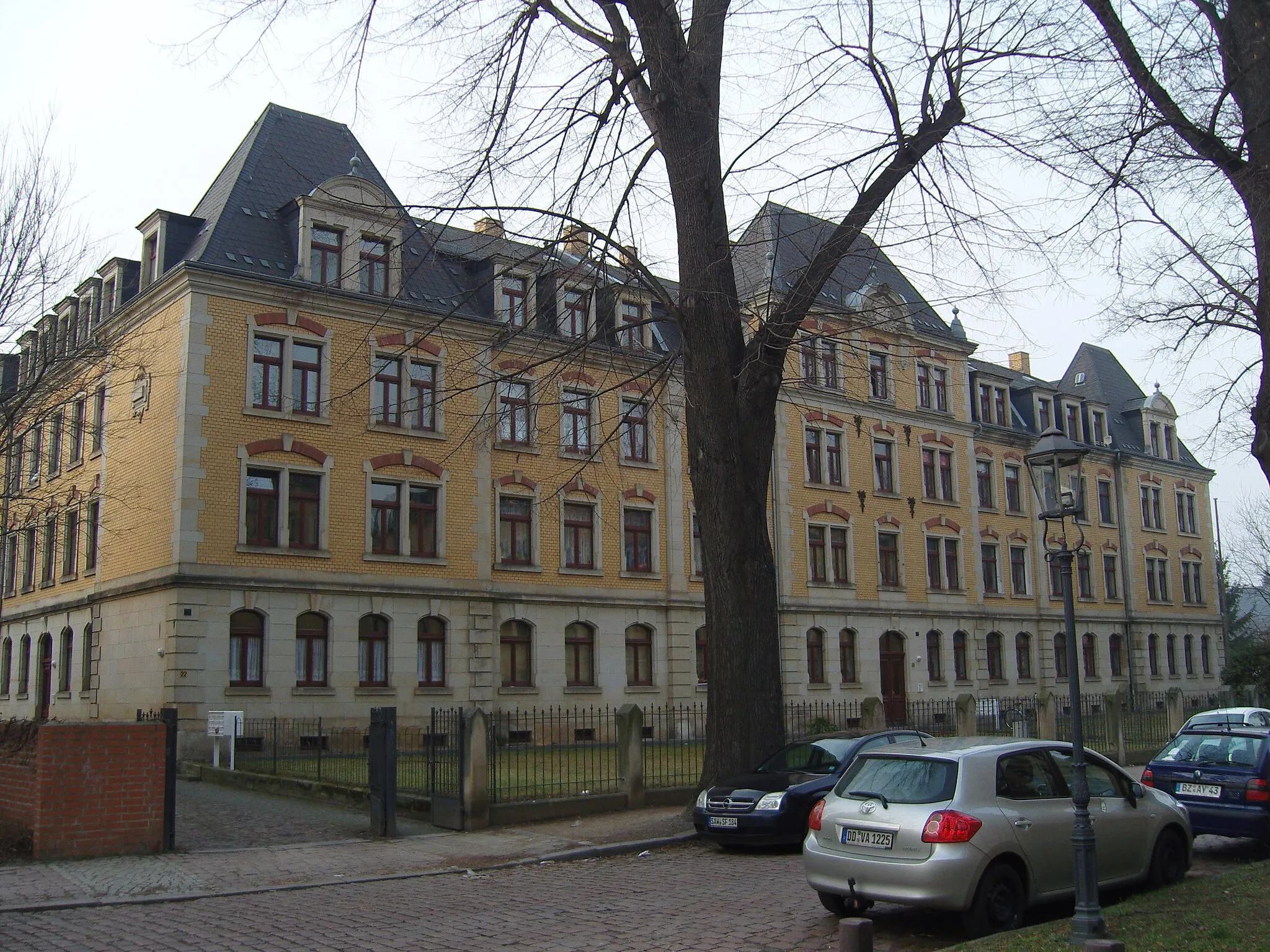 Photo showing: Denkmalgeschütztes repräsentatives Mietshaus mit drei Eingängen in der Bünaustraße 18-22 in Dresden-Löbtau