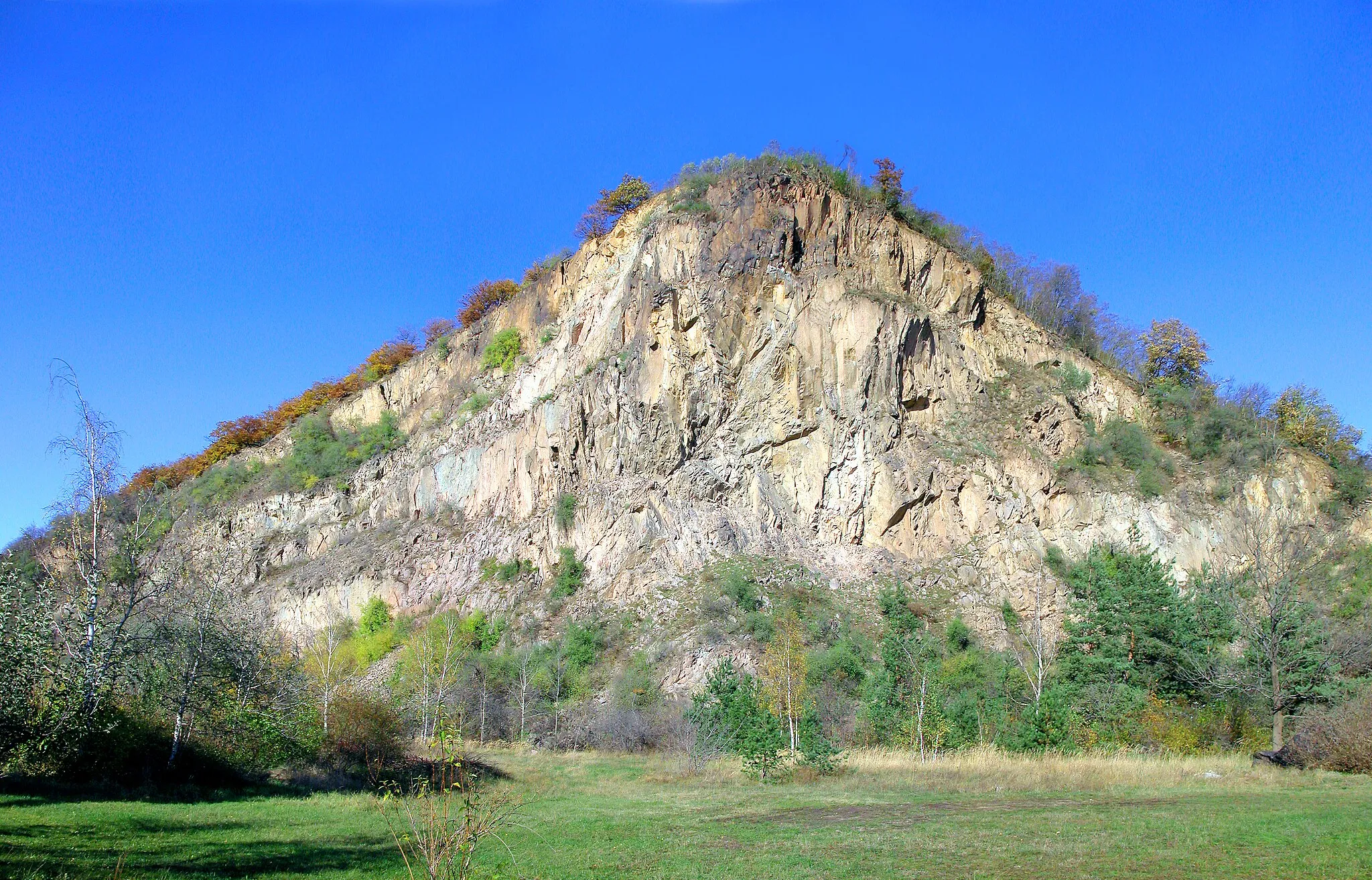 Photo showing: 05.11.2009   01640  Sörnewitz (Coswig): Spaargebirge, der Boselfelsen. Sicht von Süden zur Boselspitze (GMP: 51.137998,13.514908).  [DSCN39942-39944.TIF]20091105135MDR.JPG(c)Blobelt