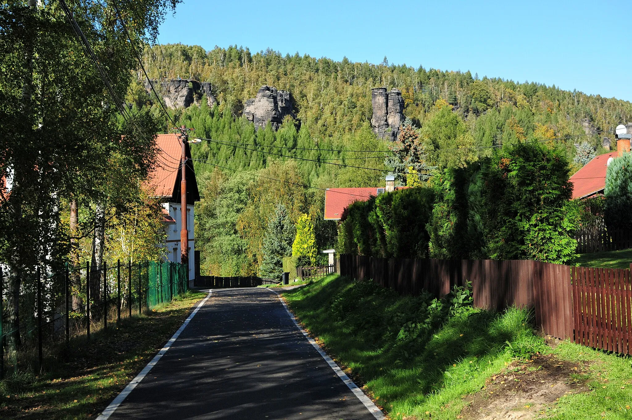 Photo showing: Tisá, Ortsteil Ostrov u Tisé / Eiland: Blick nach Norden (Freistaat Sachsen) zum Hinteren Großen Schaftwald mit Felsengruppen:  v.l.n.r.: Grenzplatte (Aussichtspunkt) → Kleiner Grenzturm, dahinter Grenzkegel → Großer Grenzturm (Kamerastandort: Okres Děčín, Ústecký kraj, Tschechische Republik)