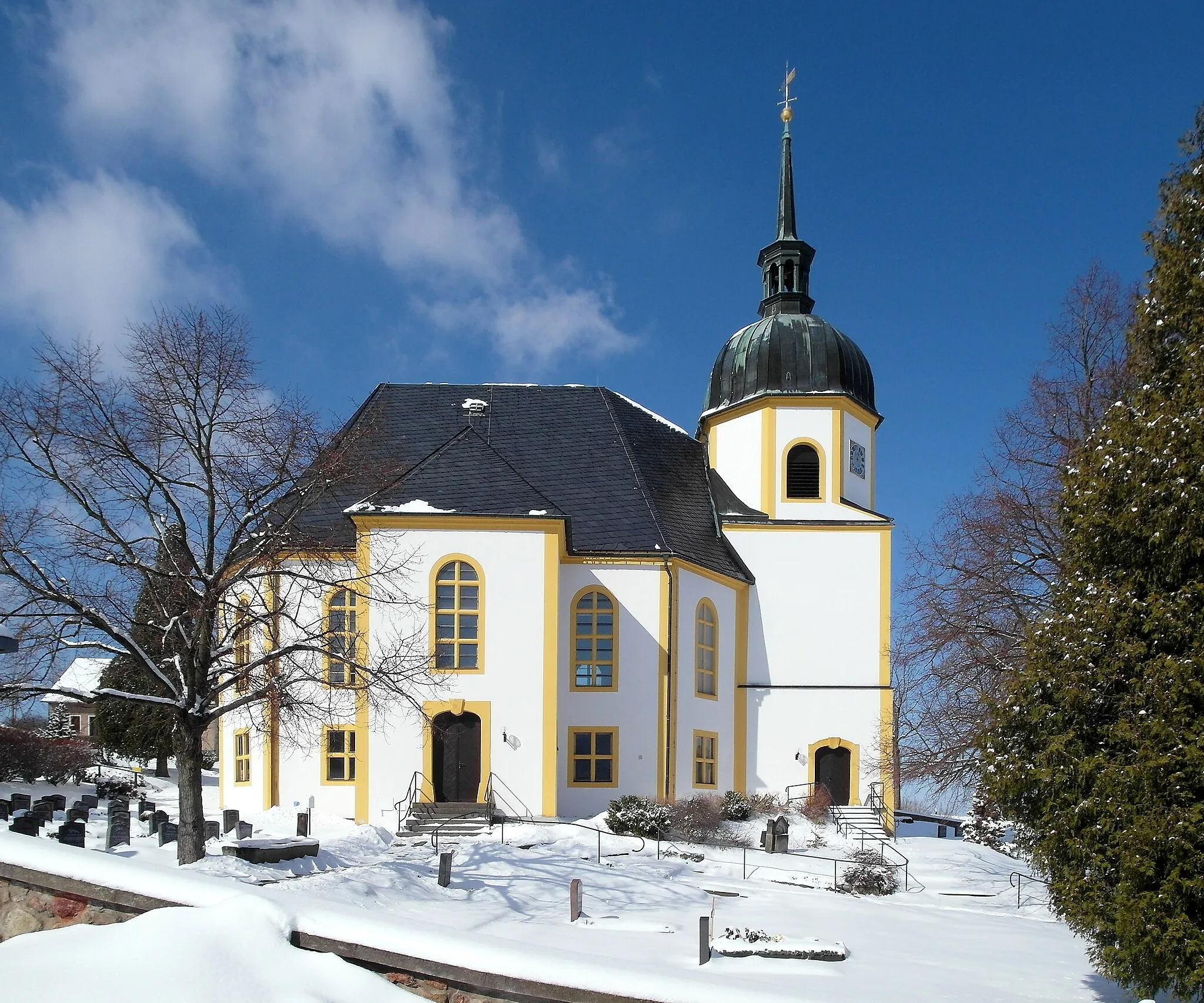 Photo showing: 14.03.2013    01768  Johnsbach (Glashütte), Hauptstraße: Dorfkirche (GMP: 50.828729,13.745787). Der erste Kirchenbau in Johnsbach ist wahrscheinlich im 13. Jahrhundert entstanden. Sie gilt als eine der ersten Kirchen in Ihrer Umgebung. Um 1750 ist die heutige Kirche nach dem Vorbild der von Johann Christian Simon erbauten Pretzschendorfer Kirche in achteckiger Form neu erbaut worden. Nach einem Brand am 14. Mai 1972 wurde 1975 mit dem Wiederaufbau der Kirche begonnen. Sie wurde 1985 als Gemeindezentrum für den Kirchenbezirk Dippoldiswalde wiedereingeweiht. Dabei wurden  bauliche Veränderungen vorgenommen. In Höhe der ehemals 1. Empore wurde eine Zwischendecke eingezogen. Der eigentliche Kirchenraum liegt nun im Obergeschoß. Er hat außer einem Barocken Altar und einem klassizistischen Taufstein keine historische Ausstattung mehr. Im Raum steht eine große neuzeitliche Orgel.                                                                                [SAM5667.JPG]20130314610DR.JPG(c)Blobelt