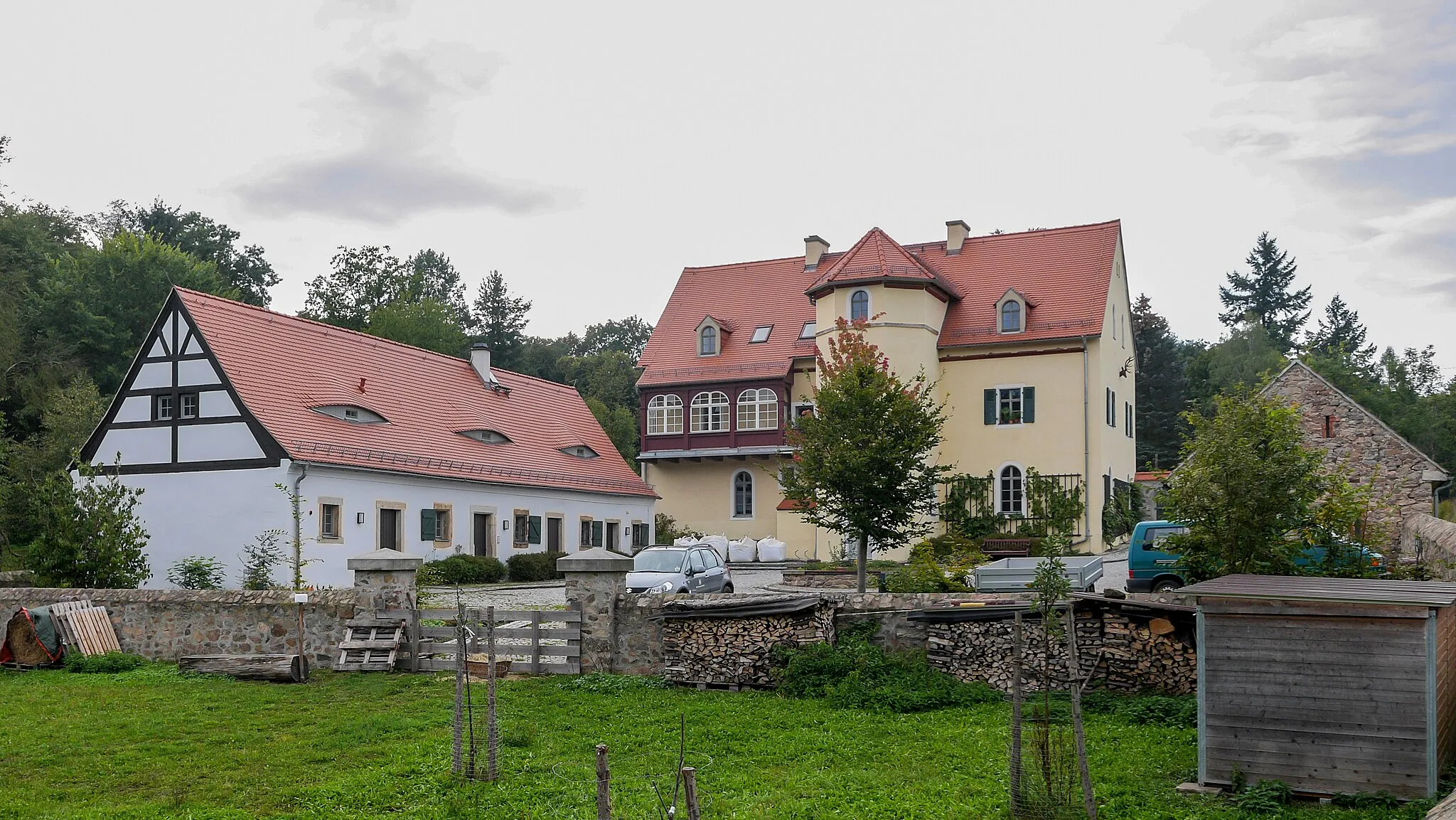 Photo showing: Coswig   Forsthaus Kreyern 104   Hauptgebäude, Seitengebäude und Scheune eines Forsthofes, sowie Einfriedungsmauer um das gesamte Grundstück V