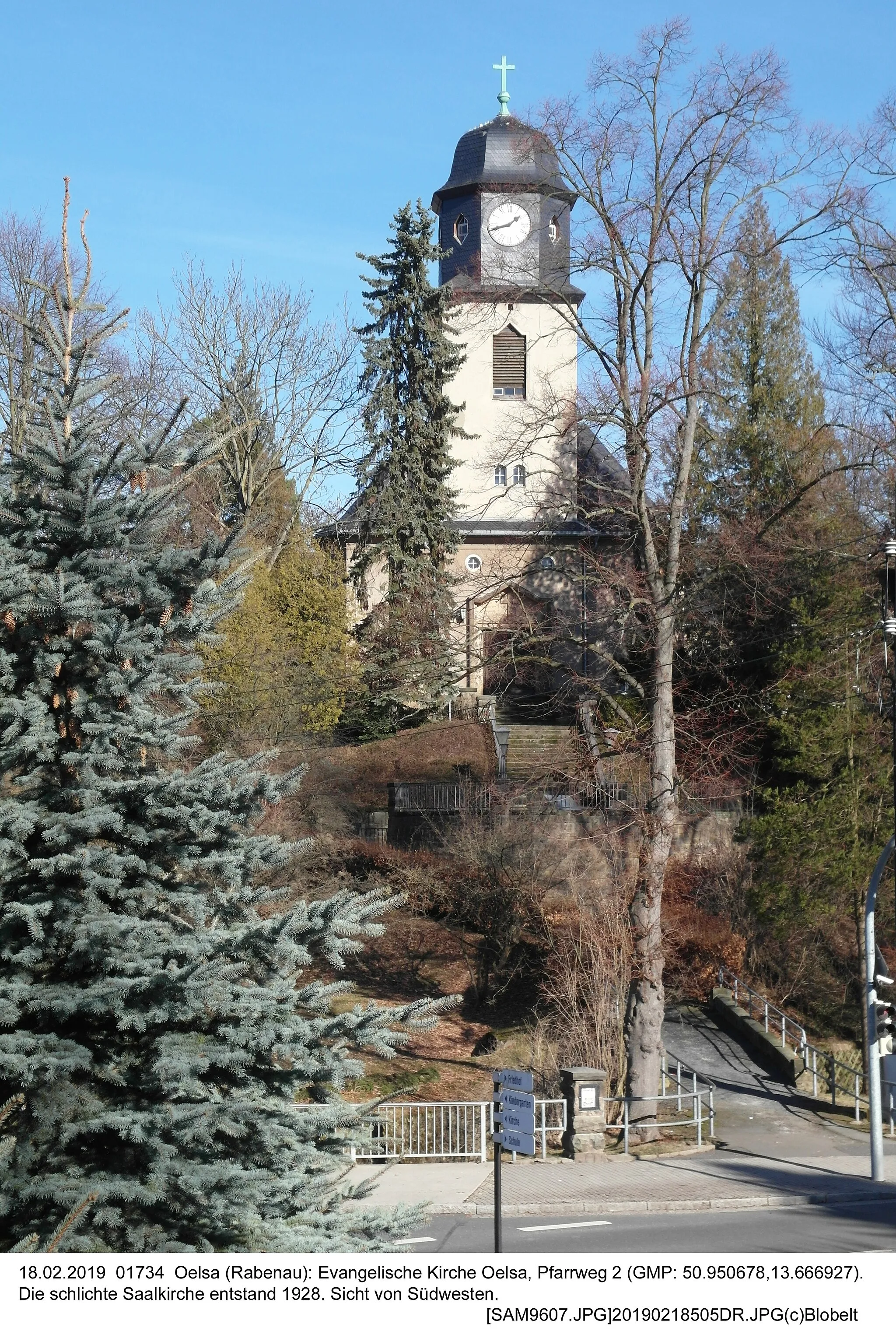 Photo showing: 18.02.2019  01734  Oelsa (Rabenau): Evangelische Kirche Oelsa, Pfarrweg 2 (GMP: 50.950678,13.666927). Die schlichte Saalkirche entstand 1928. Sicht von Südwesten.                                                                                                 [SAM9607.JPG]20190218505DR.JPG(c)Blobelt