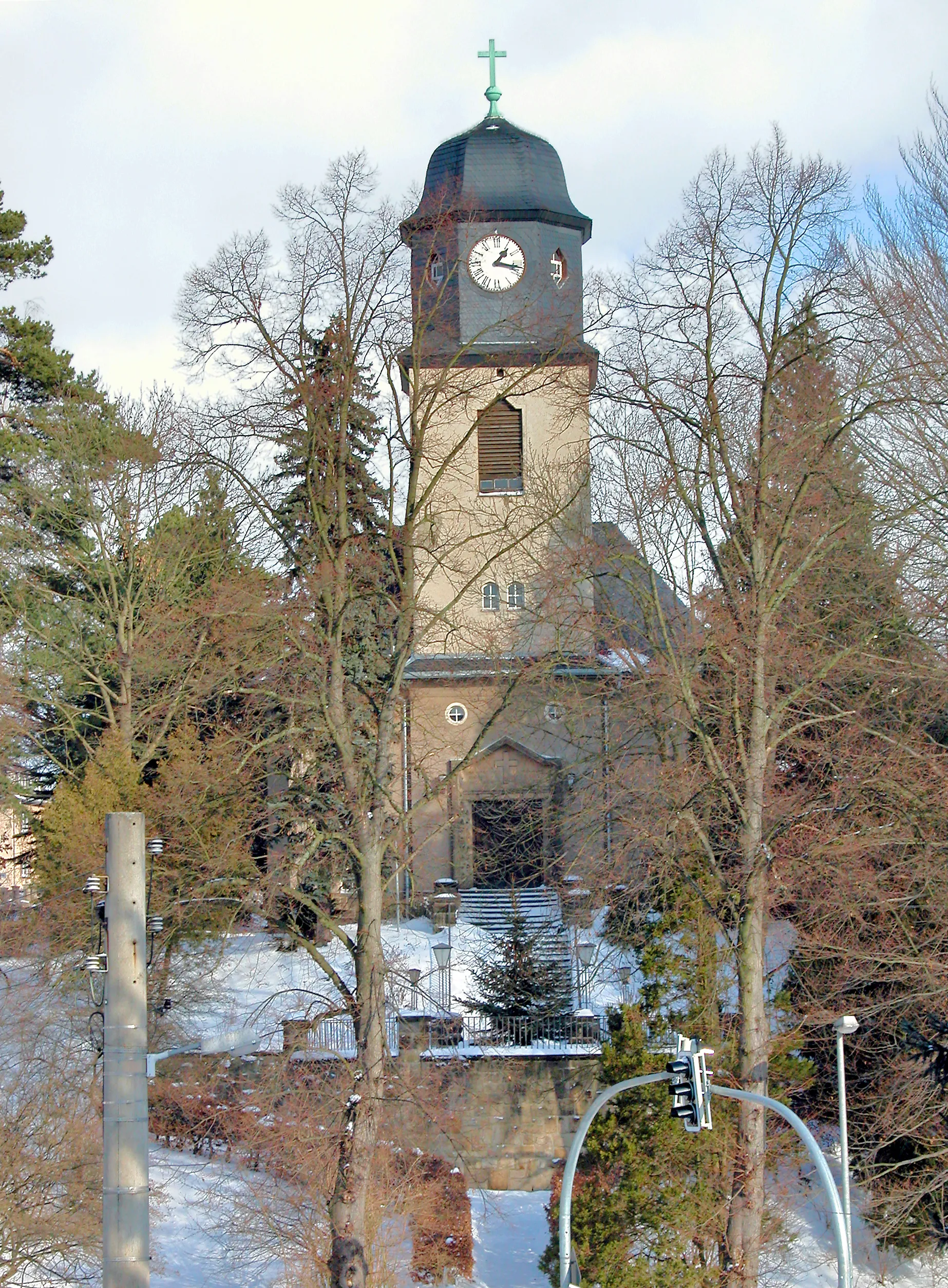 Photo showing: 30.01.2010  01734  Oelsa (Rabenau): Evang. Kirche Oelsa, Pfarrweg 12 (GMP: 50.950678,13.666927). Schlichte Saalkirche aus der Mitte der 1920er Jahre. Sicht von Westen.[DSCN40374.TIF]20100130015DR.JPG(c)Blobelt