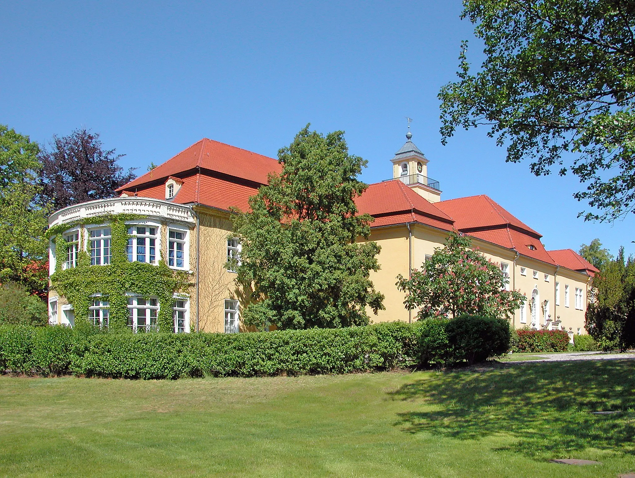 Photo showing: Neues Schloß, bis 1718 unter Johann George von Maxen erbaut. In der DDR dient das Schloss als Krankenhaus. Heute betreibt HELIOS-Gruppe die Rehabilitationsklinik. Sicht von Südosten.                                                                                               [DSCN8014.TIF]20070518215DR.JPG(c)Blobelt