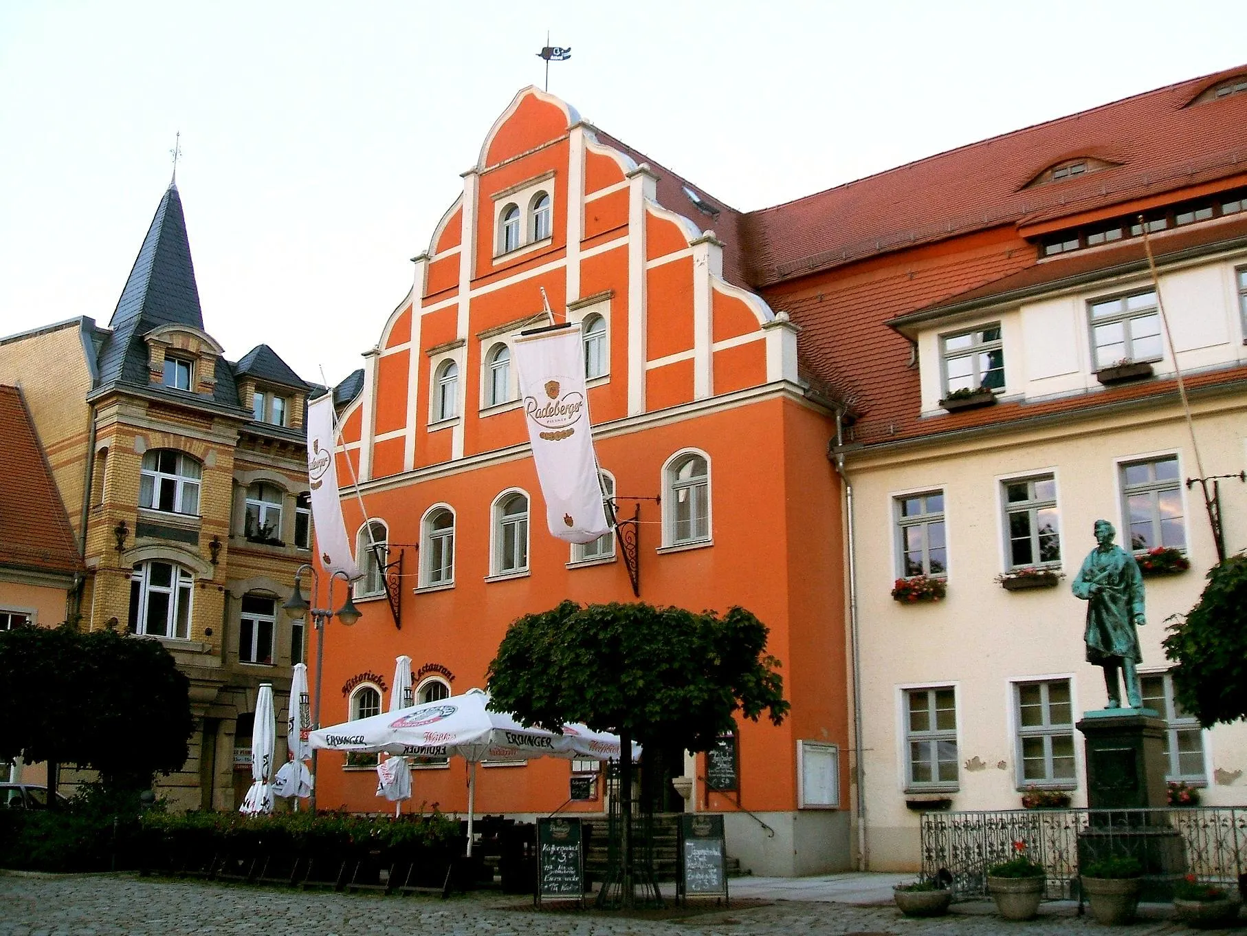 Photo showing: Altes Rathaus mit Ratskeller sowie Ernst Rietschel Denkmal in Pulsnitz