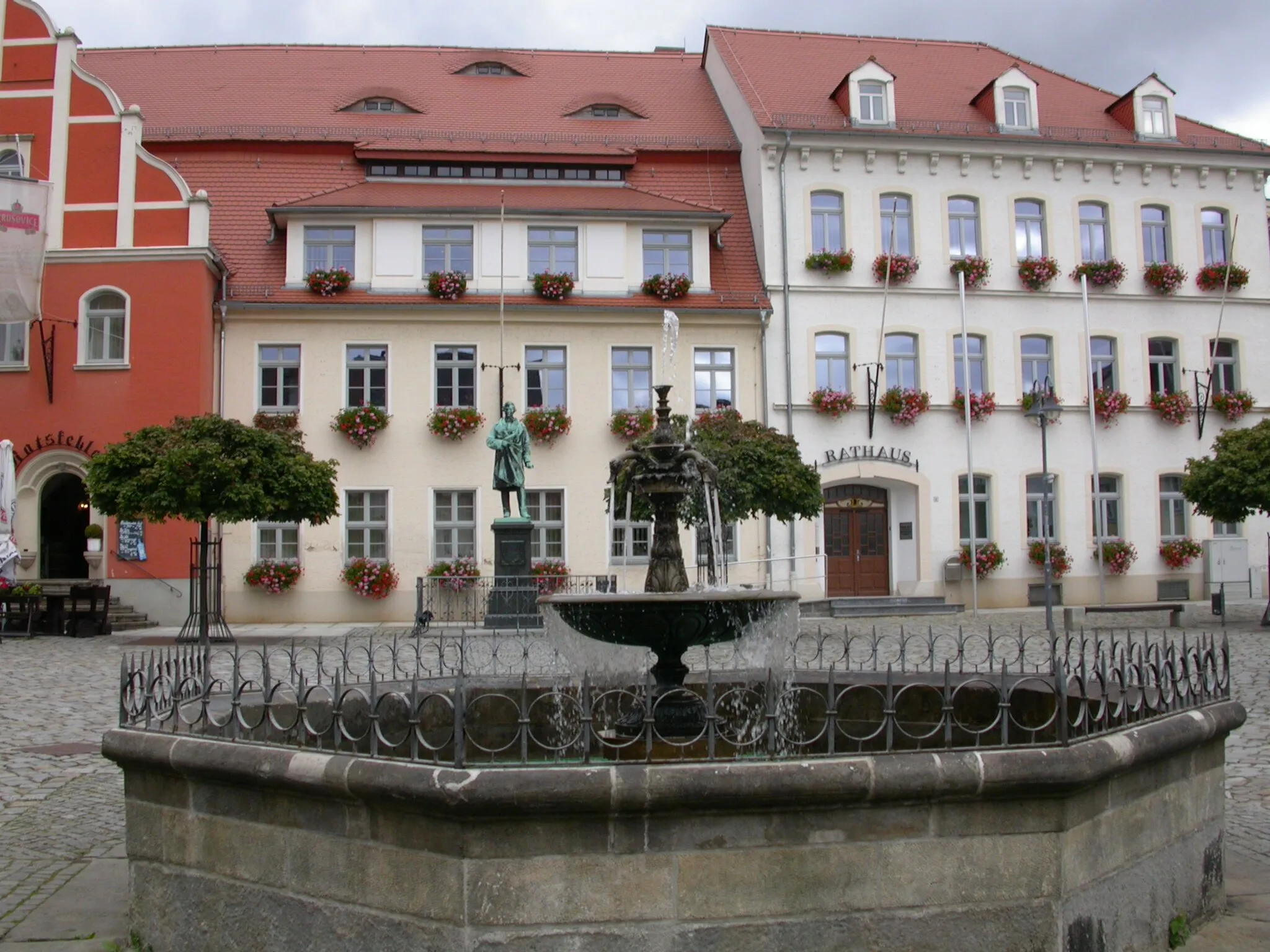 Photo showing: Townhall and marketplace in Pulsnitz.