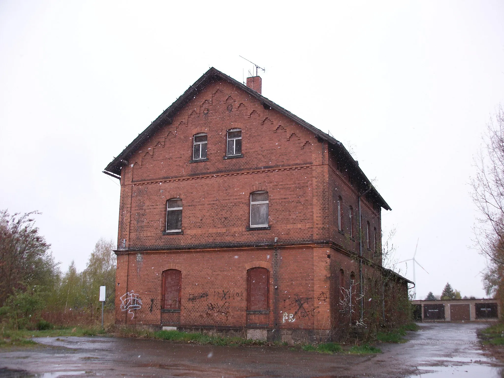 Photo showing: Bahnhof Hartha (Kr Döbeln), Straßenseite (2016)