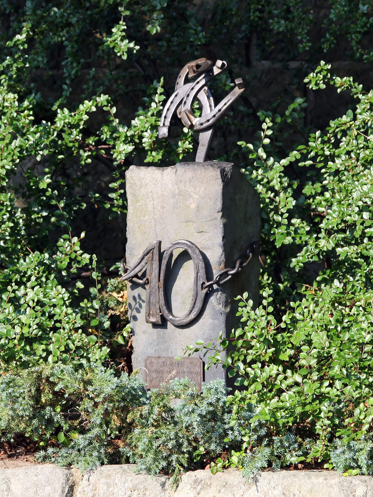 Photo showing: Skulptur des Traditions- und Schützenvereins Fischbach, 2002 anlässlich des 10jährigen Bestehens errichtet.