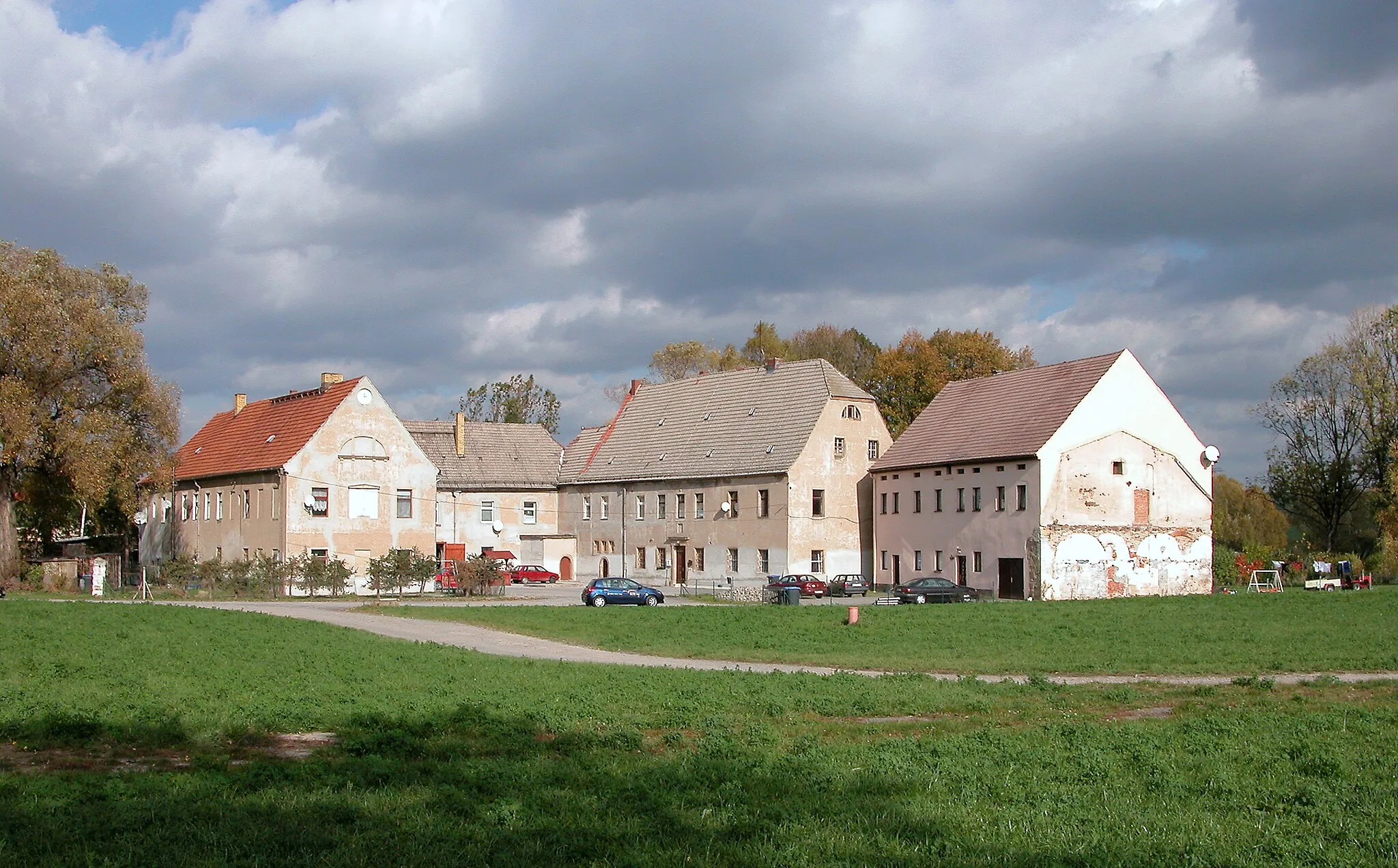 Photo showing: 27.10.2006  01809  Krebs (Dohna), Krebs 35 (GMP: 50.937905,13.893085): Ehemaliges Rittergut mit dem Herrenhaus im Osten (vermutlich 18. Jahrhundert, rechts im Bild). Das Rittergut gehörte anfangs der Familie von Karras, kam 1515 an die Herren von Bünau zu Liebstadt. 1717 wurde Bernhard Wilhelm von Oppel mit Krebs belehnt. Bis zum Zweiten Weltkrieg ist das Rittergut im Besitz dieses Adelsgeschlechts geblieben. Der bedeutendste Besitzer war Bergrat Carl Wilhelm von Oppel. Er wurde 1819 zum Direktor der Meißner Porzellanmanufaktur berufen und 1832 mit der Leitung der Königlichen Steinkohlewerke im Plauenschen Grund betraut. Nach dem Zweiten Weltkrieg war hier ein Volkseigenes Gut und betrieb Gemüseanbau, Hopfenanbau und Viehzucht. Das Herrenhaus ist immer bewohnt gewesen.                                                                       [DSCN12315.TIF]20061027200DR.JPG(c)Blobelt