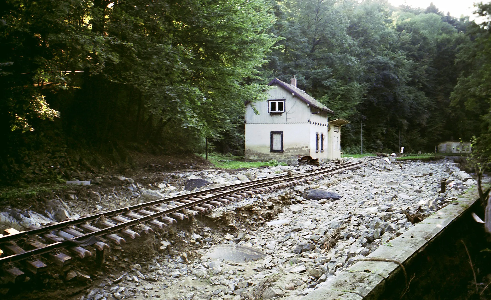 Photo showing: 08.09.2002    01734  Spechtritz (Rabenau):  Haltepunkt Spechtritz (GMP: 50.952603,13.638735) der Weißeritztalbahn unmittelbar am Ufer der Roten Weißeritz. Am 30.10.1882 wurde die Schmalspurbahn Haisberg-Kipsdorf eröffnet. Schon 1897 war sie durch Hochwasser zerstört worden. Hier die erneuten Schäden durch das Hochwasser vom 13. August 2002.                                                 [F20020818A24.JPG]20020908450NR.JPG(c)Blobelt