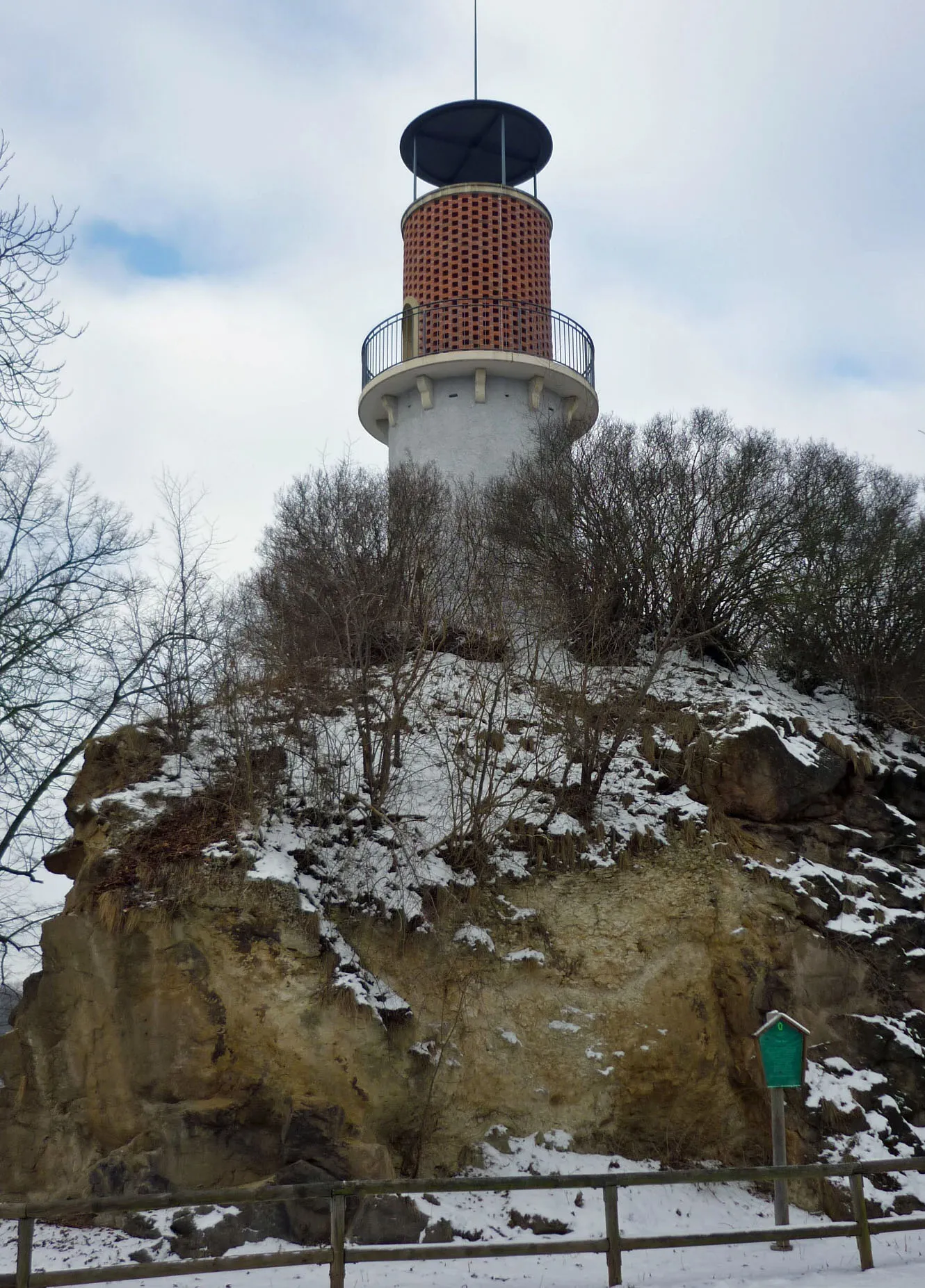 Photo showing: Aussichtsturm "Hoher Stein" auf einer Klippe aus dem Meer der Kreidezeit Coschützer Str. 34 in Dresden-Plauen (Geologisches Naturdenkmal)