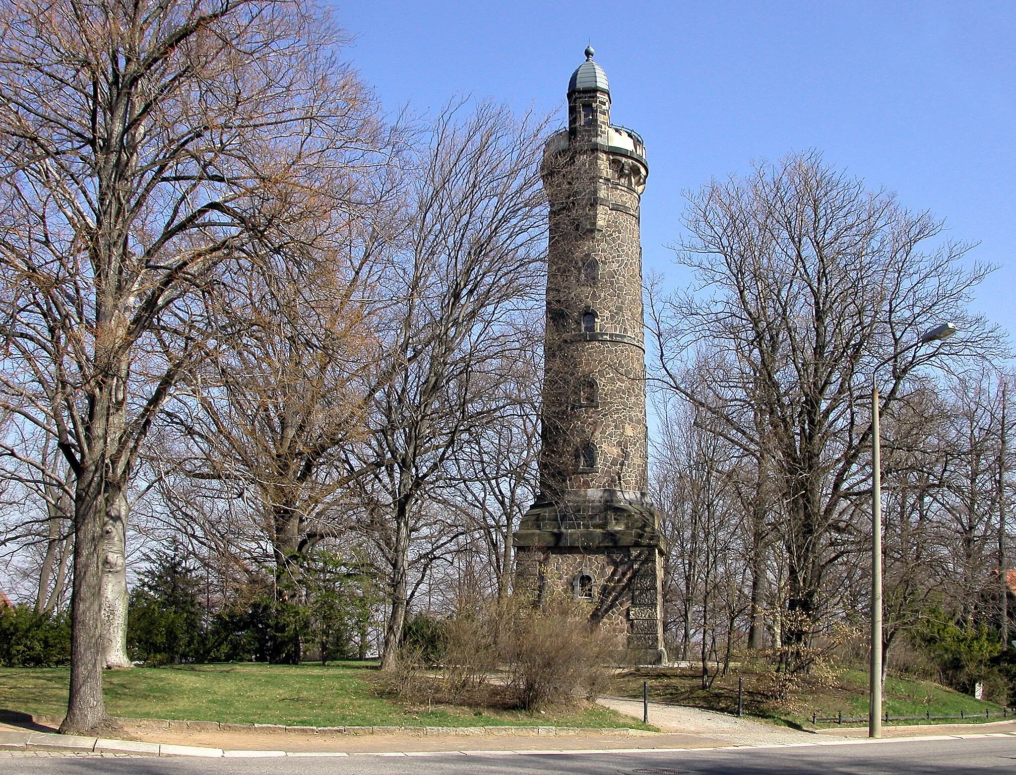 Photo showing: 31.03.2005   01187  Dresden-Plauen, Westendring: Der Fichteturm (GMP: 51.022503,13.712288). Am 26.09.1891 wurde der von Carl Hampel gestaltete Westendpark eröffnet. Im Jahre 1896 wurde der 25 m hohe Bismarck-Turm mit Sandstein und Syenodiorit (Monozit) aus dem Plauenschen Grund errichtet und eröffnet. Nachdem der Park 1937, zum 175. Geburtstag des Philosophen Johann Gottlieb Fichte, in Fichtepark umbenannt worden war, folgte 1954 die Umbenennung des Aussichtspunkts in Fichteturm.                                                                                                                                                                                 [DSCN6134.TIF]20050331058.JPG(c)Blobelt