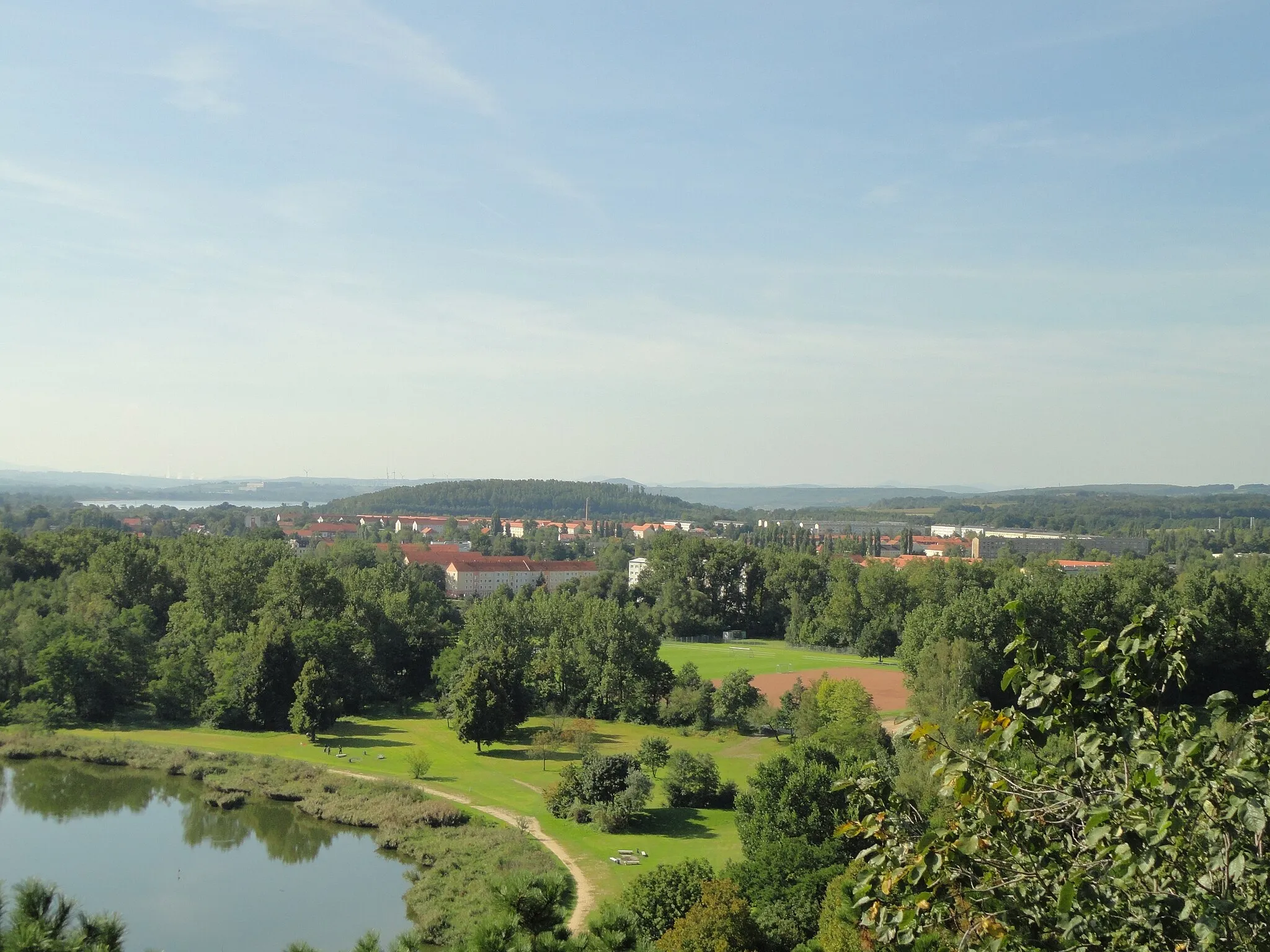 Photo showing: Ausblick vom Weinbergturm über das Volksbadgelände in Richtung Weinhübel und Berzdorfer See