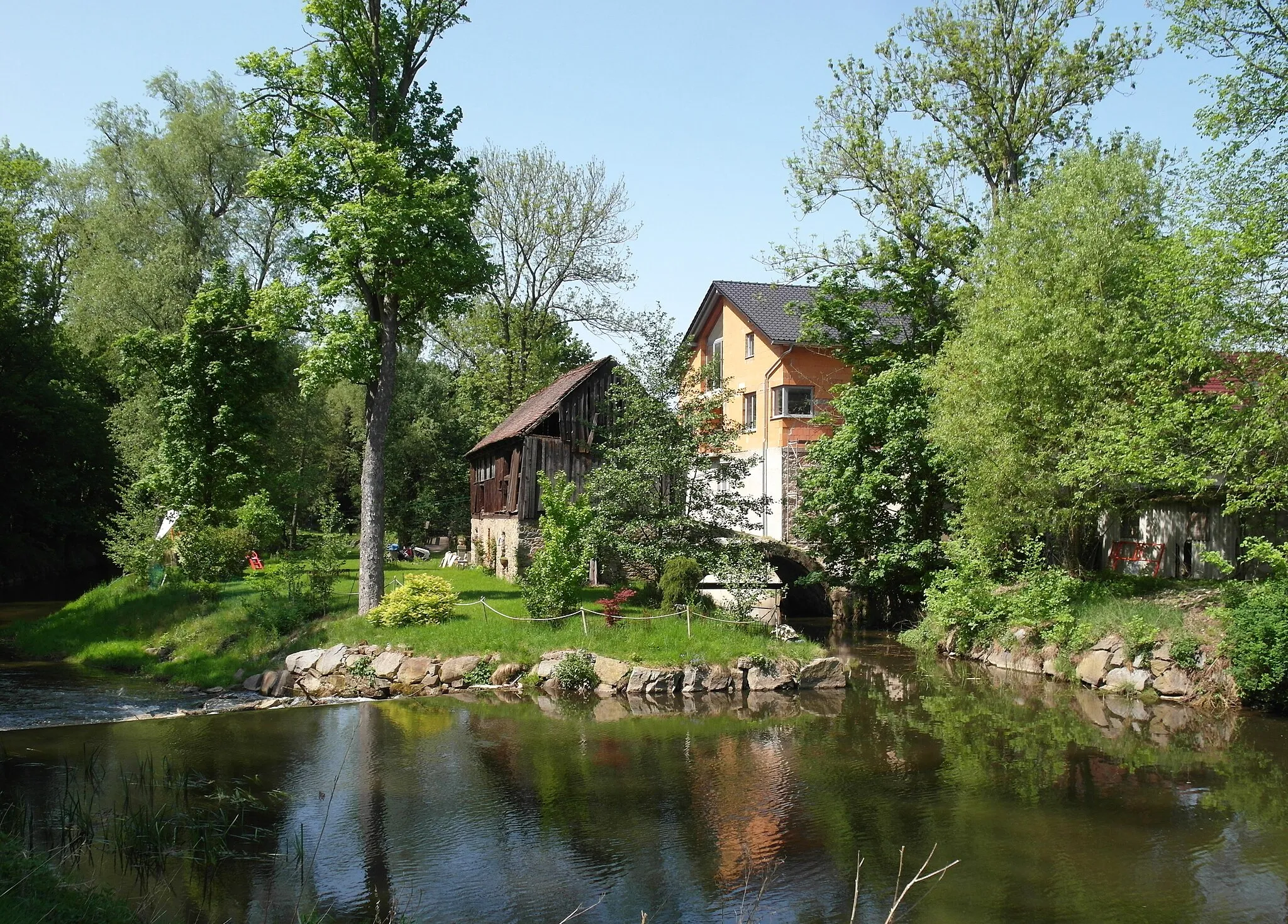 Photo showing: 04.05.2018   01471  Großdittmannsdorf (Radeburg): Wassermühle in der Großen Röder, Bodener Straße 2 (GMP: 51.204843,13.764529). In einem Erbkaufkontrakt von 1780 erwirbt der Kaufmann Christian Gottfried Schmidt zu Schandau neben dem Rittergut Boden u.a. auch die Bodenische Mahl- und Schneidemühle.                                         [SAM5853.JPG]20180504135DR.JPG(c)Blobelt