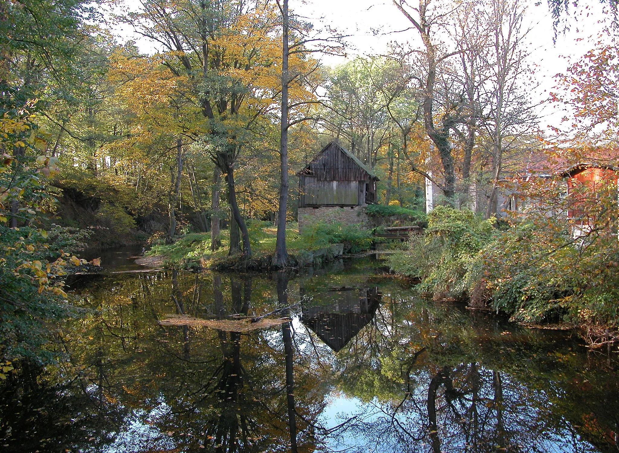 Photo showing: 25.10.2006   01471  Großdittmannsdorf OT Boden (Radeburg): Wassermühle in der Großen Röder, Bodener Straße 2 (GMP: 51.204843,13.764529). In einem Erbkaufkontrakt von 1780 erwirbt der Kaufmann Christian Gottfried Schmidt zu Schandau neben dem Rittergut Boden u.a. auch die Bodenische Mahl- und Schneidemühle.                                                                                                                                                         [DSCN12256.TIF]20061025200DR.JPG(c)Blobelt