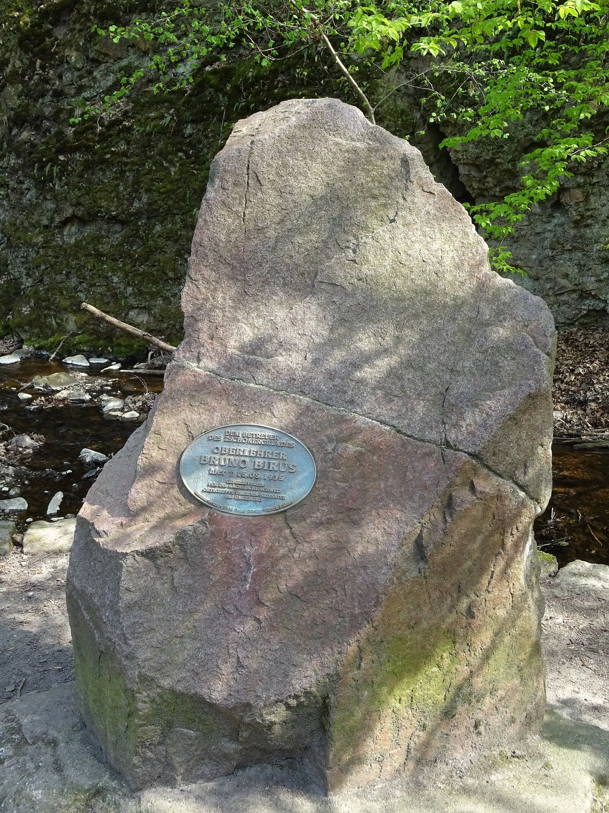 Photo showing: Der Zschonergrund, auch Zschoner Grund oder kurz Zschone, ist ein Landschaftsschutzgebiet (d35) im Westen von Dresden, das vom Zschonerbach durchflossen wird. Das Tal beginnt im Dresdner Ortsteil Zöllmen, durchquert Ockerwitz und Briesnitz und endet in Kemnitz, wo der Bach in der Nähe der Autobahnbrücke der A 4 in die Elbe mündet. Das Einzugsgebiet des Zschonerbachs gehört zu den Landschaftsschutzgebieten Dresdner Elbwiesen und Dresdner Elbaltarme, Elbtal zwischen Dresden und Meißen mit linkselbischen Tälern und Spaargebirge und Zschonergrund, die teilweise auch den Schutzstatus eines Flora-Fauna-Habitat-Gebietes (FFH) genießen.