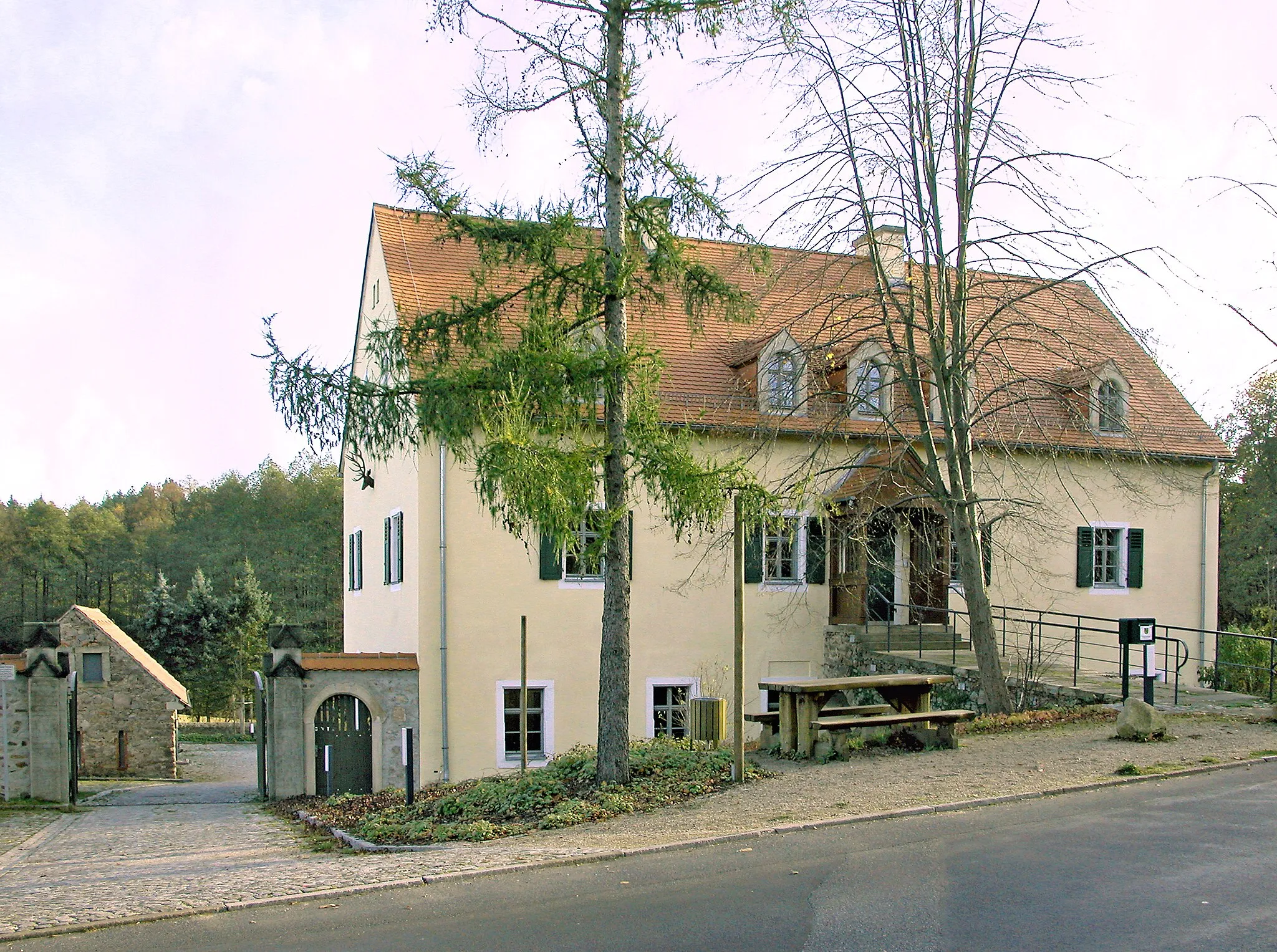 Photo showing: 24.10.2008  01640  Coswig: Forsthaus Kreyern, Kreyern 104 (GMP: 51.156534,13.621925). Das historische Forsthaus Kreyern liegt an der Waldstraße von der Spitzgrundmühle in Coswig nach Auer (zu Moritzburg). Das Forsthaus gehört aber zu Coswig. Erstmals erwähnt wurde das gleichnamige Dorf im Jahr 1406 als "Kryre". Die Grundherrschaft lag 1457 bei den Besitzern des Rittergutes Scharfenberg. Damals befanden sich in Kreyern ein Vorwerk, ein Gasthof und eine Kapelle. Im 16. Jahrhundert wuchs die Bedeutung des das Dorf umgebenden Friedewalds als kurfürstliches Jagdgebiet der Wettiner. Im Jahre 1628 baute der Dresdner Hofbaumeister Ezechiel Eckhardt das Kreyerner Jägerhaus um; in der ersten Etage erhielt es zwei Zimmer, die der Kurfürst bei höfischen Jagden nutzen konnte. Nach einem Brand im Jahr 1847 erfolgte ein Um- und Wiederaufbau des Forsthauses in der heutigen Form. Sechs Personen wohnten 1875 im Forsthaus Kreyern, das zur Amtshauptmannschaft Meißen zählte. Im Jahre 1910 war es nach Coswig eingepfarrt. Das Forsthaus Kreyern wurde zwischen 2002 und 2005 umfassend saniert und ist Sitz des Forstamtes Moritzburg (Forstbezirk Dresden, Revier 05 Moritzburg). Ansicht Straßenseite.                                                                                                                                                                               [DSCN35079]20081024710DR.JPG(c)Blobelt