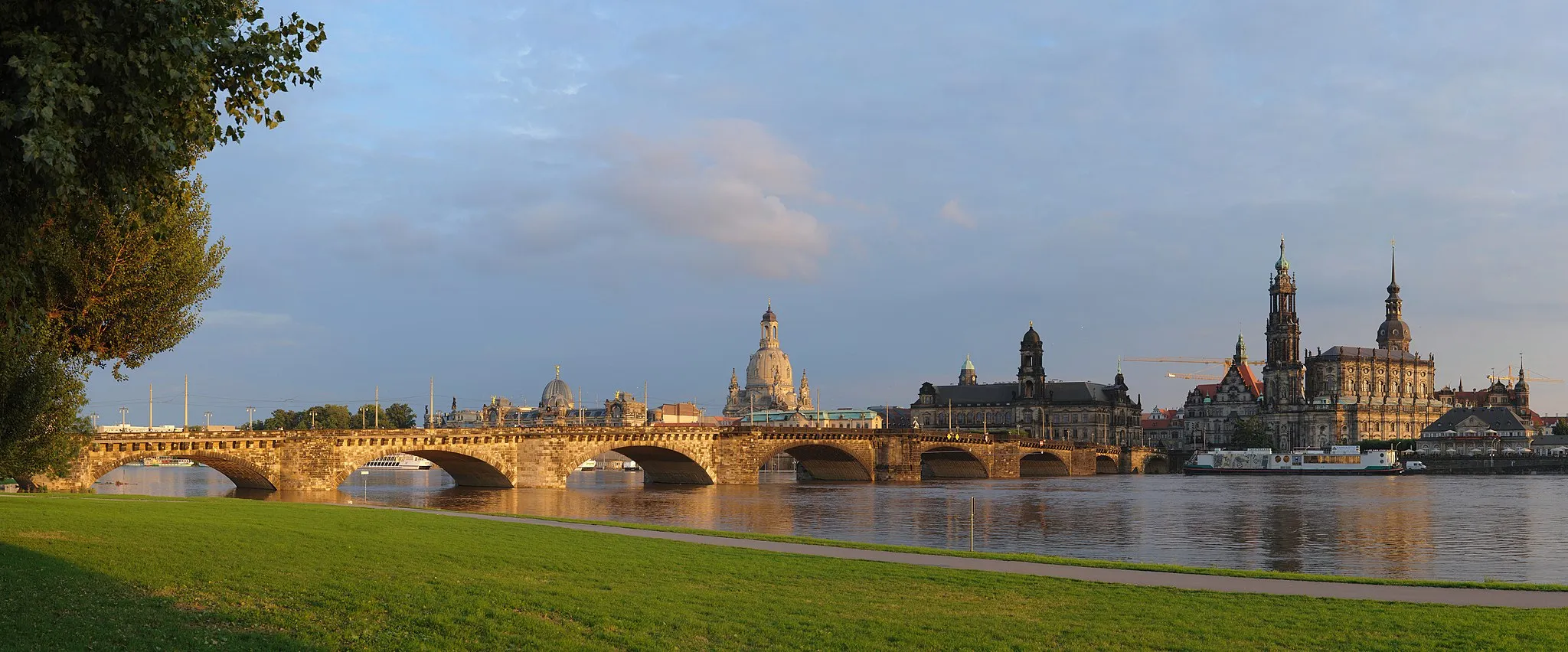 Photo showing: Augustusbrücke Dresden (sogenannter Canaletto-Blick) bei erhöhtem Pegelstand der Elbe.