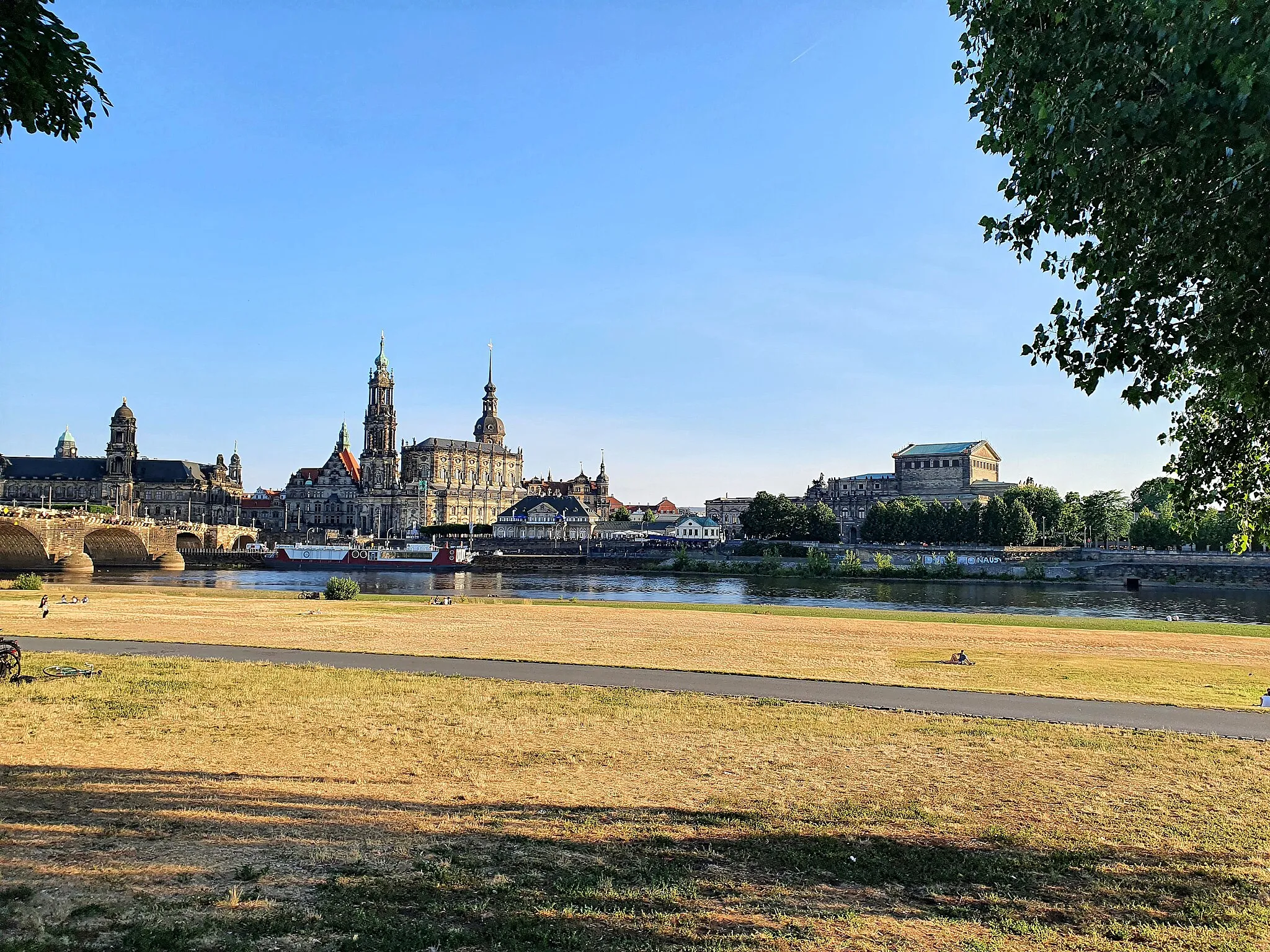 Photo showing: Dresden - Blick von der Elbwiese am Neustädter Ufer auf Gebäudeemsemble am Theaterplatz mit Augustusbrücke und Semperoper (sog. Canaletto-Blick)