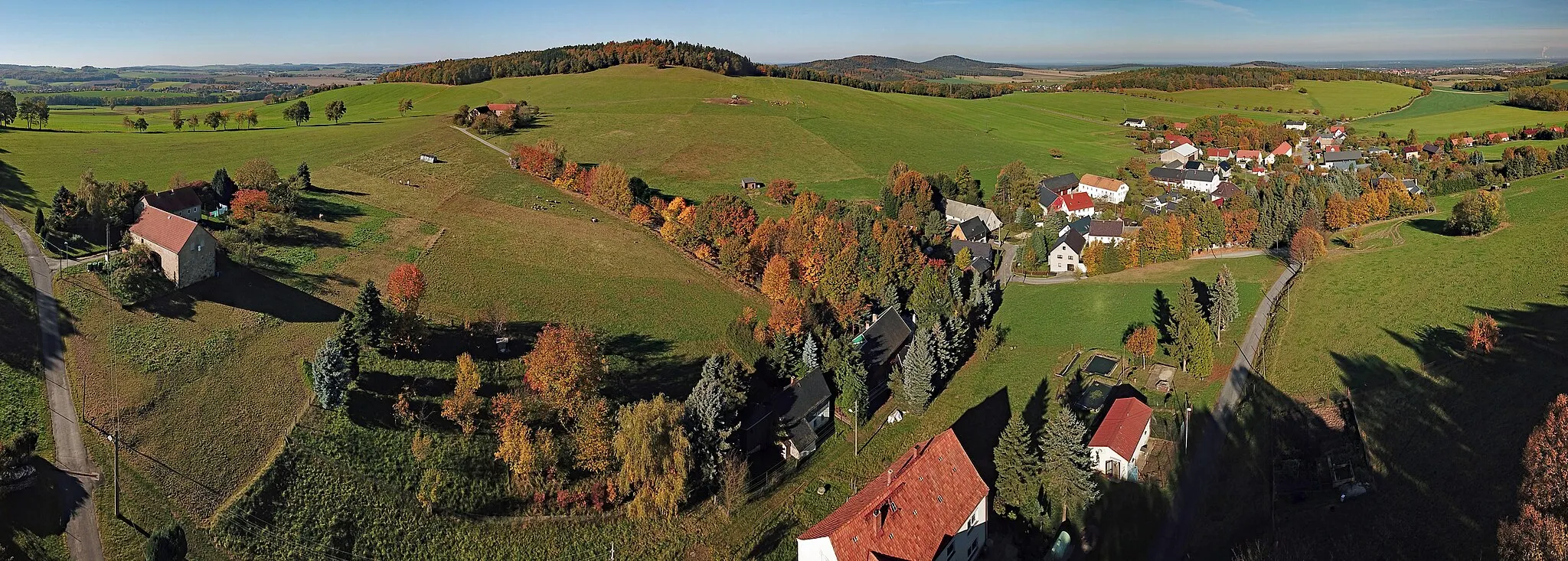 Photo showing: Hennersdorf (Kamenz) aus der Luft (Panorama, Blick nach Nordwesten)