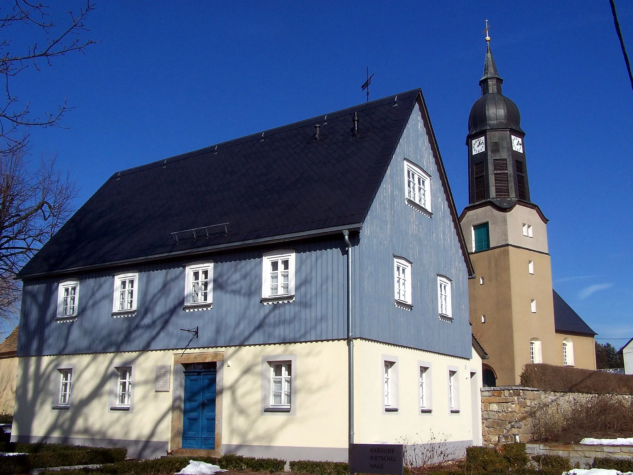 Photo showing: Gersdorf (Haselbachtal), Ensemble Kirche und Geburtshaus von Karoline Salome Rietschel, der Mutter des Bildhauers Ernst Rietschel