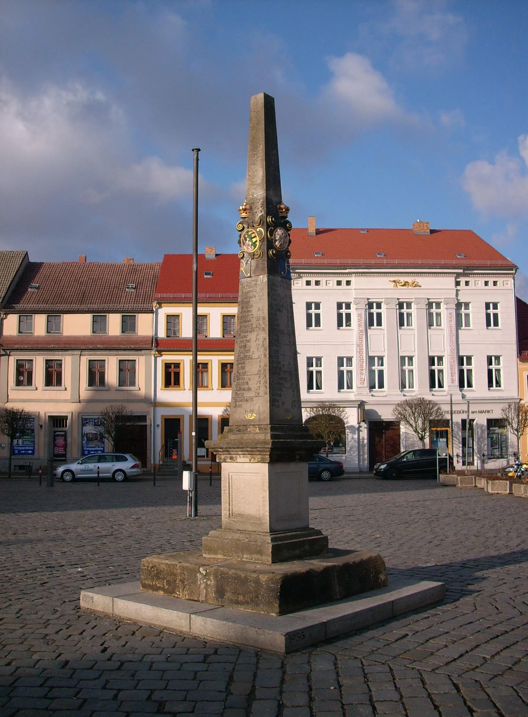 Photo showing: Postdistanzsäule, Markt in Hoyerswerda