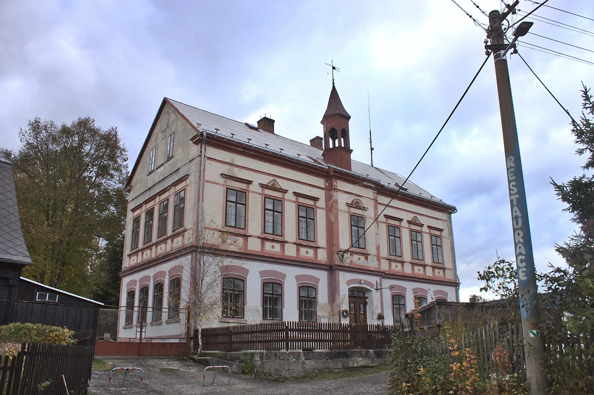 Photo showing: A former school in Jetřichovice, Ústí Region, CZ