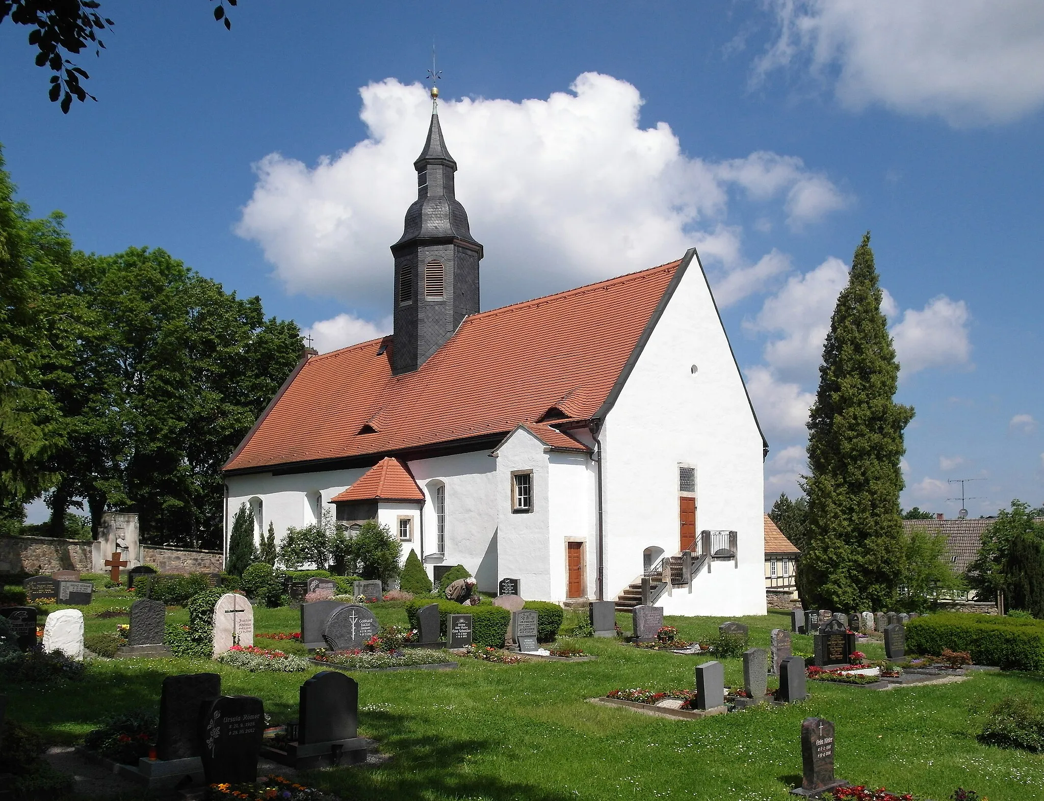 Photo showing: 31.05.2014     01737  Fördergersdorf (Tharandt), Pfarrgasse (GMP: 50.994426,13.542902): Dorfkirche. Wahrscheinlich entstand hier eine Wegkapelle schon mit dem Waldhufenreihendorf um 1150, der Sage nach ggf. auch noch früher. 1995/96 stellte sich heraus, daß in der jetzigen Dorfkirche noch bedeutende Teile der romanischen Saalkirche aus dem 12. Jahrhundert vorhanden sind. Erstmals urkundlich erwähnt wird die Kirche 1346 im Meißner Bistumsmatrickel. 1429/30 wird sie durch die Hussiten geplündert  und teilweise zerstört und erst 1517 wieder aufgebaut. Weitere Umbauten erfolgten 1856 und mit der Erweiterung der Kirche um vier Meter nach Westen für den Einbau einer neuen Orgel der Fa. Eule (Bautzen 1897).                                                                                                                                                                                                                                               [SAM4528.JPG]20140531010DR.JPG/Blobelt