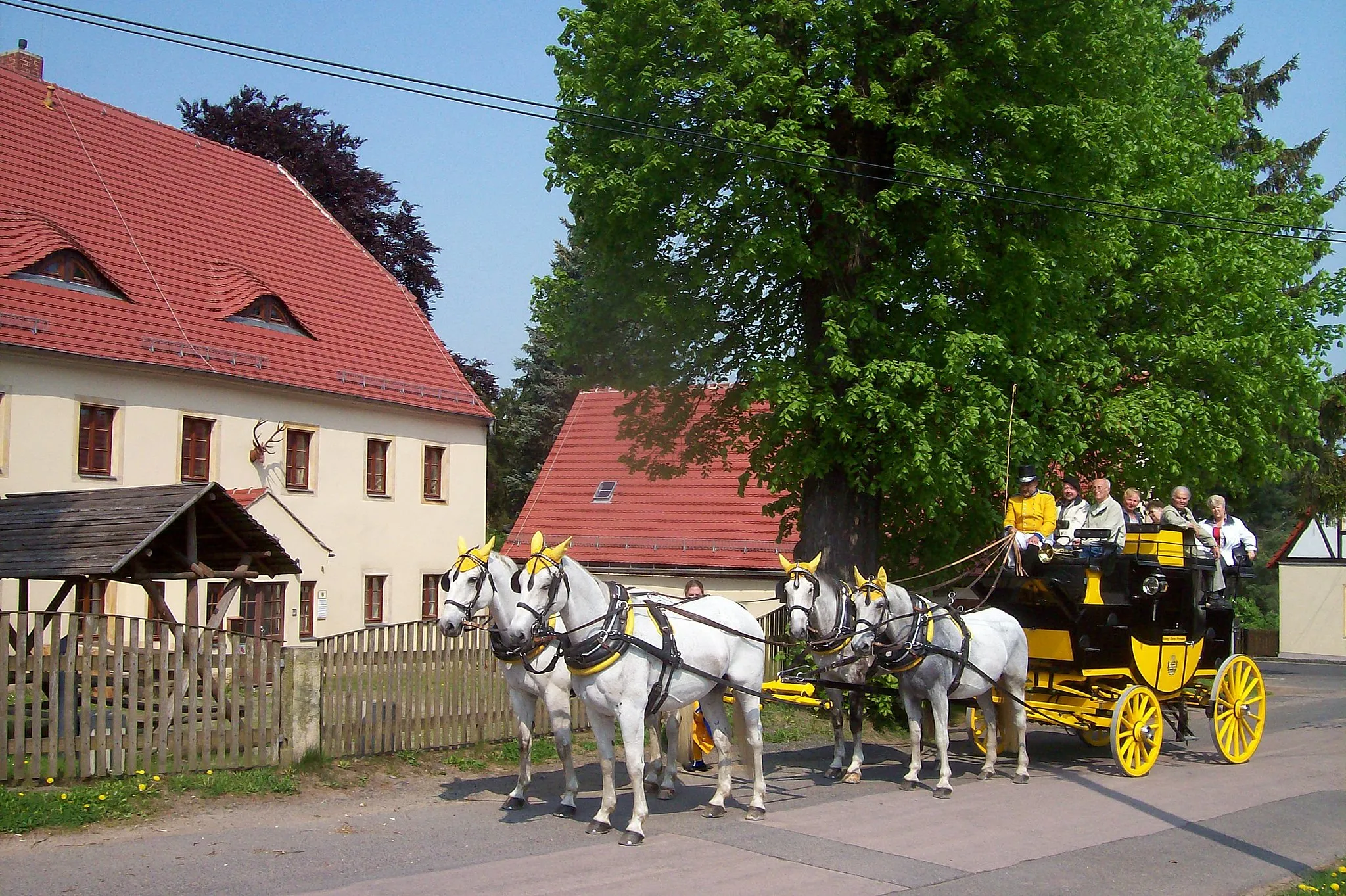 Photo showing: Postkutsche am Forstamt Spechtshausen