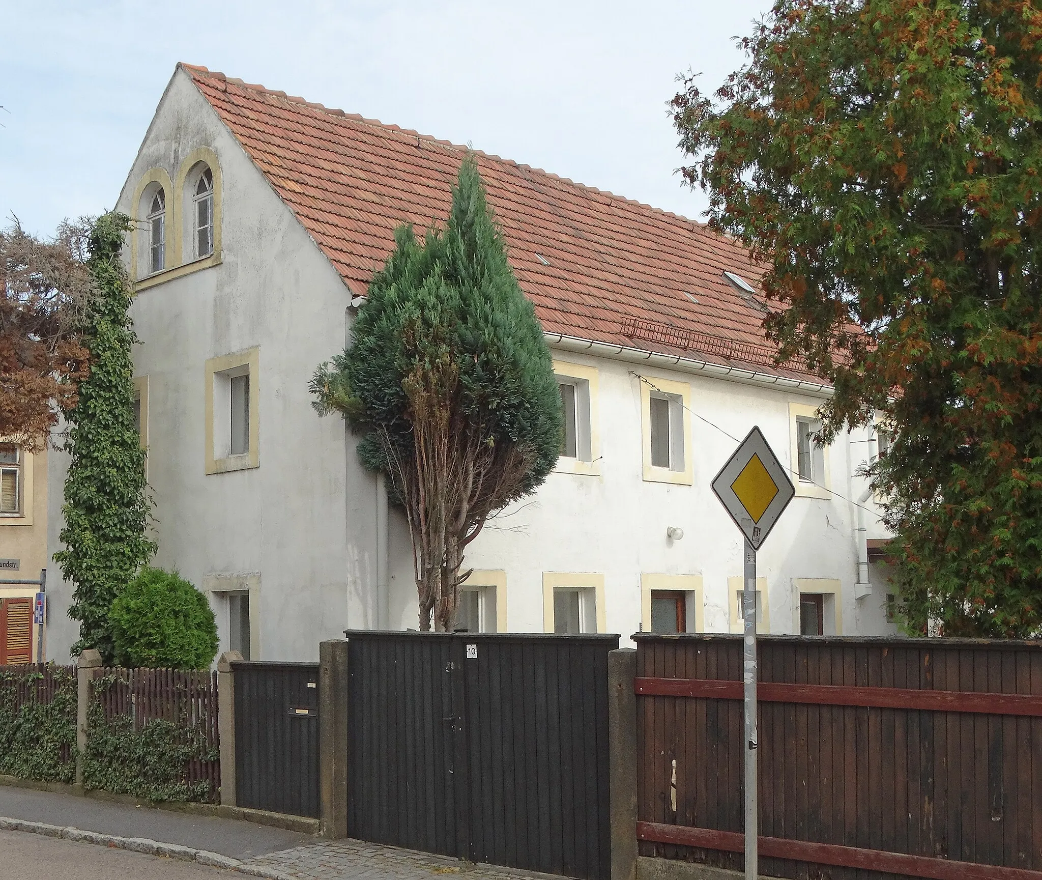 Photo showing: Denkmalgeschütztes Wohnhaus aus dem 19. Jh. mit gekuppeltem Fenster im Giebel in der Schulstraße 10 in Boxdorf (Moritzburg)