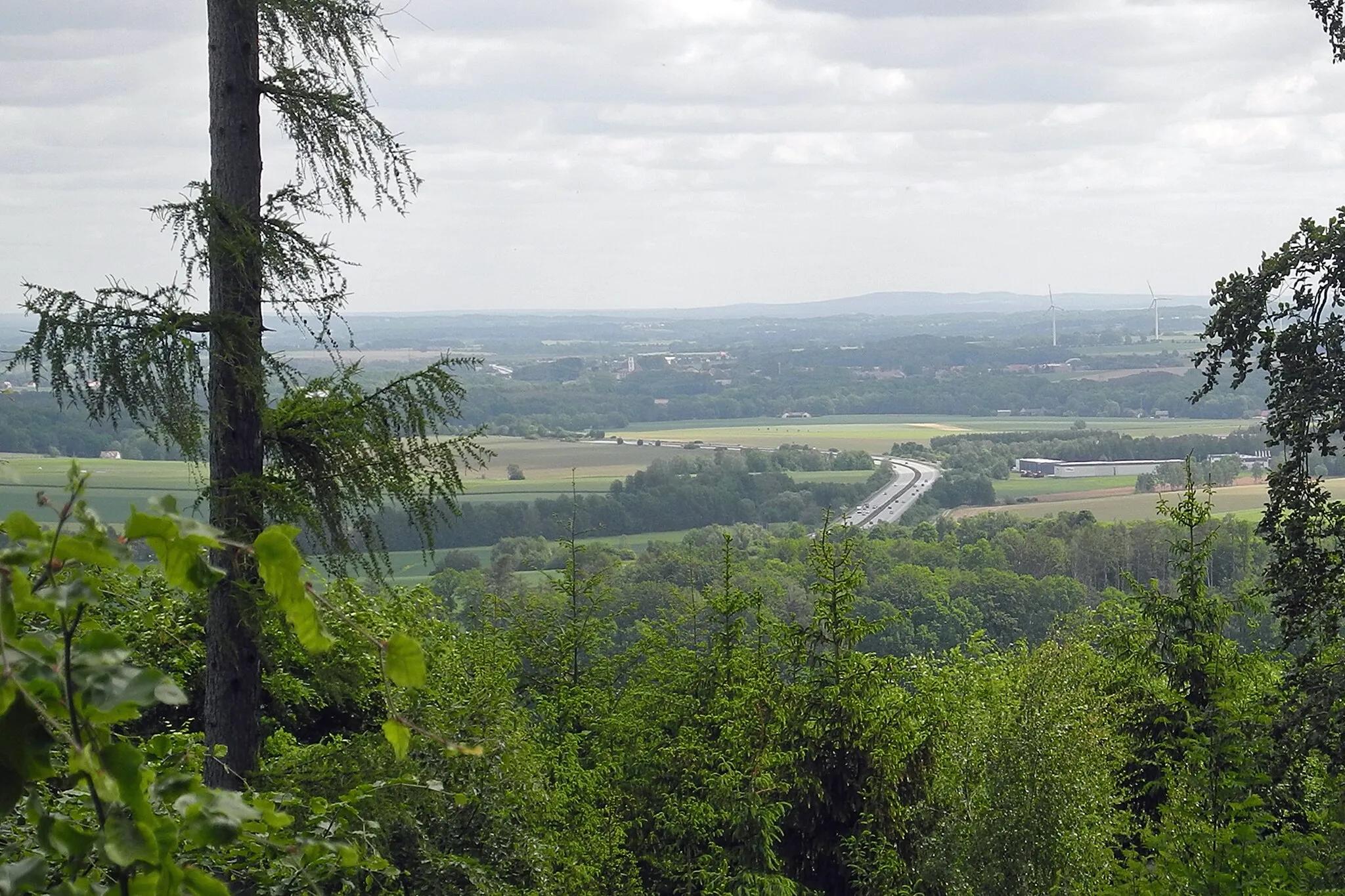 Photo showing: Am Aussichtspunkt „Fenster zur Welt“ unterhalb des Hochstein (449 m) - Blick zur Autobahn A4