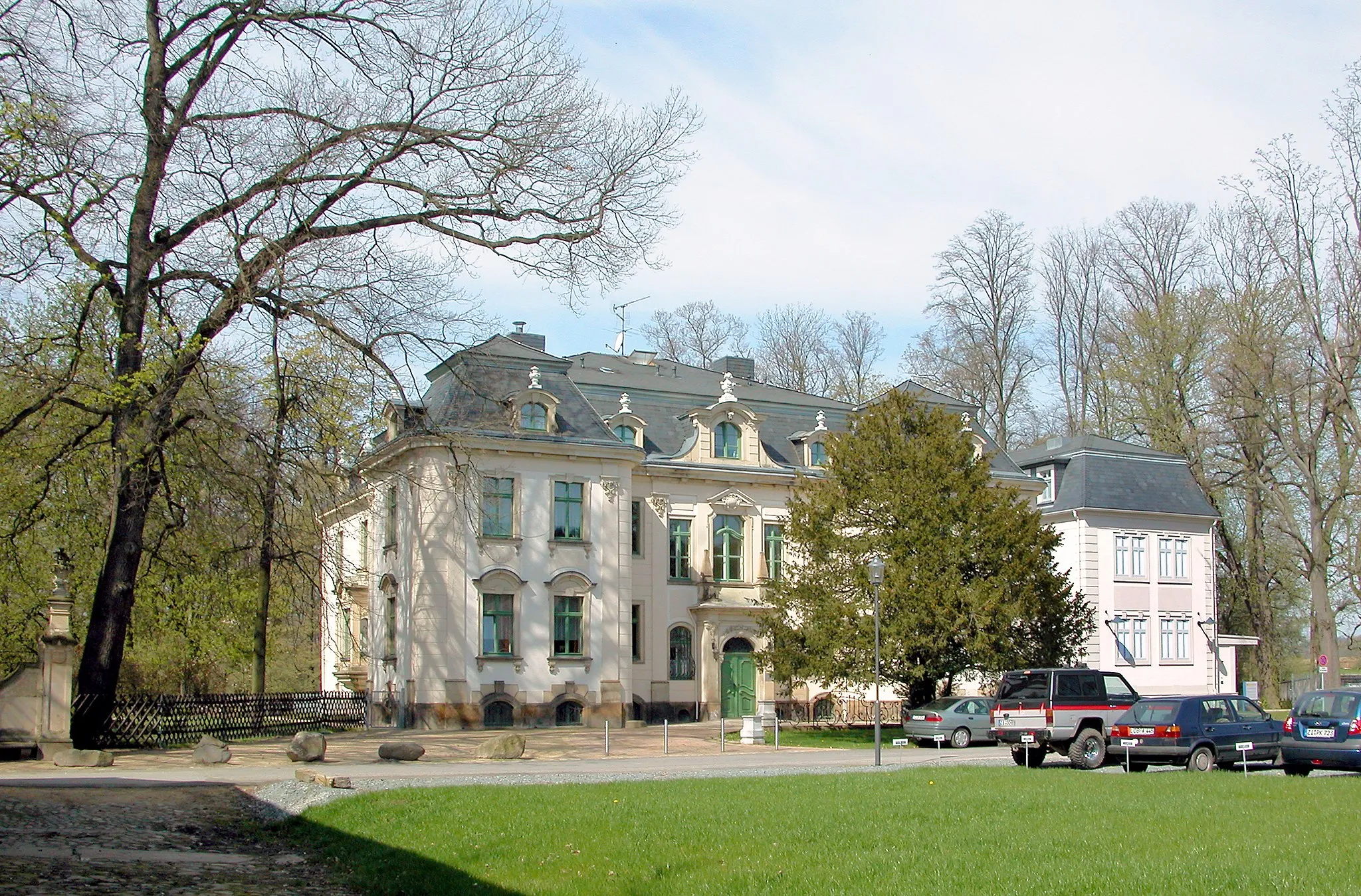 Photo showing: 28.04.2008   02742   Friedersdorf (Neusalza-Spremberg) Am Pflegeheim 4: Schloß Friedersdorf, heute Seniorenheim ASB-Pflegeheim. Auf dem Niederfriedersdorfer Gut von 1887-89 unter Hans Leo von Oppell nach Plänen des Architekt Heinrich Schubert erbaut. In der DDR war es bis 1957 Schulungsheim der CDU und seit 1961 Altersheim. Seit der Wende führt der Arbeiter-Samariter-Bund Löbau das Seniorenheim.                                                      [DSCN32491.TIF]20080428300DR.JPG(c)Blobelt