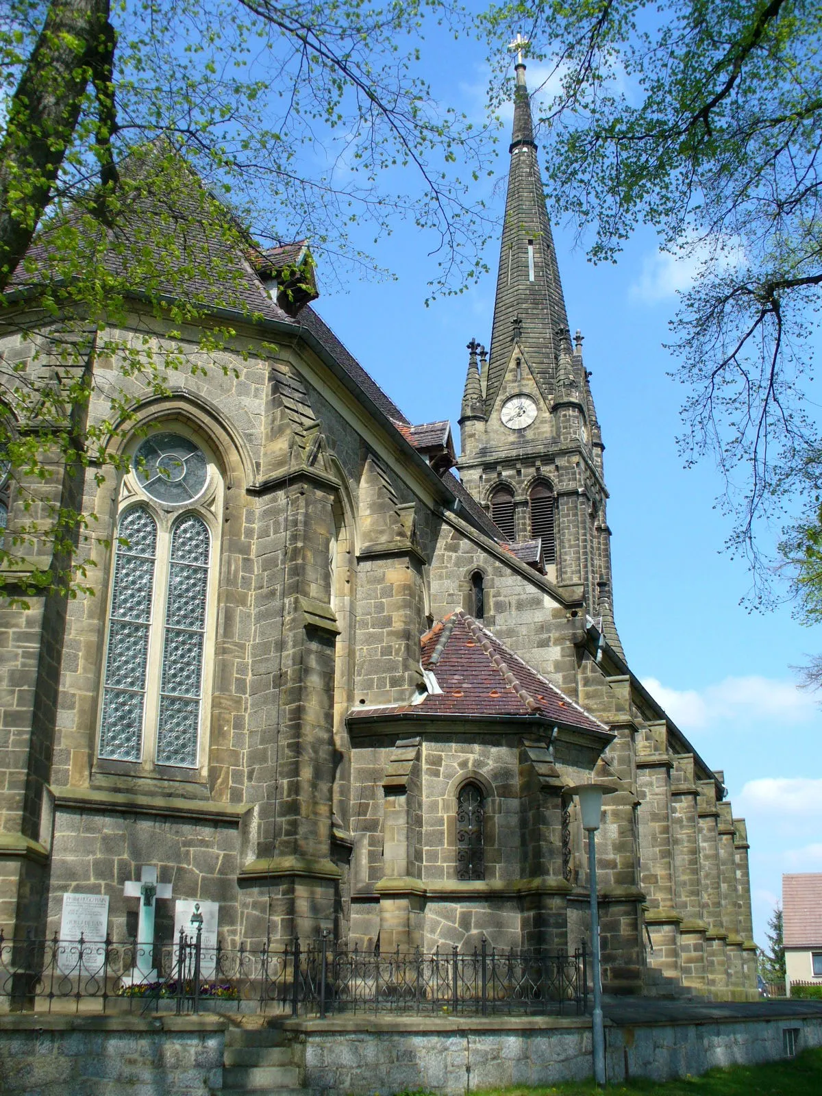 Photo showing: Katholische Herz-Jesu-Kirche zu Storcha. Neugotisch, Grundsteinlegung 1882, Weihe am 19. Juni 1887. Länge 37m, Breite 15m, Turmhöhe 45m.

Süd-Ostseite