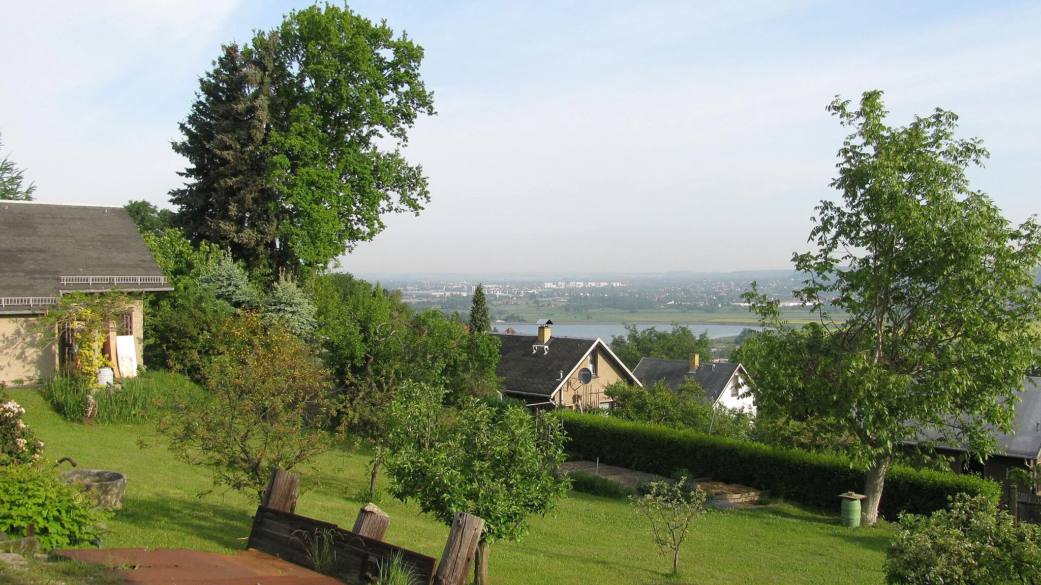Photo showing: Wochenendhäuser in Neuleuteritz (Gemarkung und Ortschaft Cossebaude), Ortsteil von Dresden, mit Blick auf den Stausee Niederwartha und das Elbtal im Raum Coswig-Weinböhla