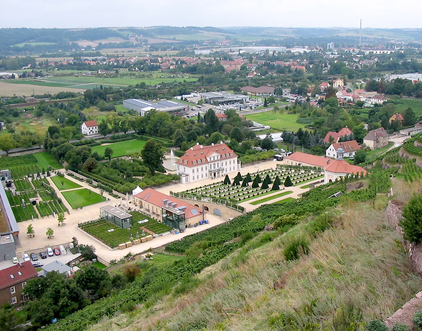 Photo showing: Blick vom Jacobstein: Schloss Wackerbarth mit Belvedere (re. mitte), Nebenanlagen und Park