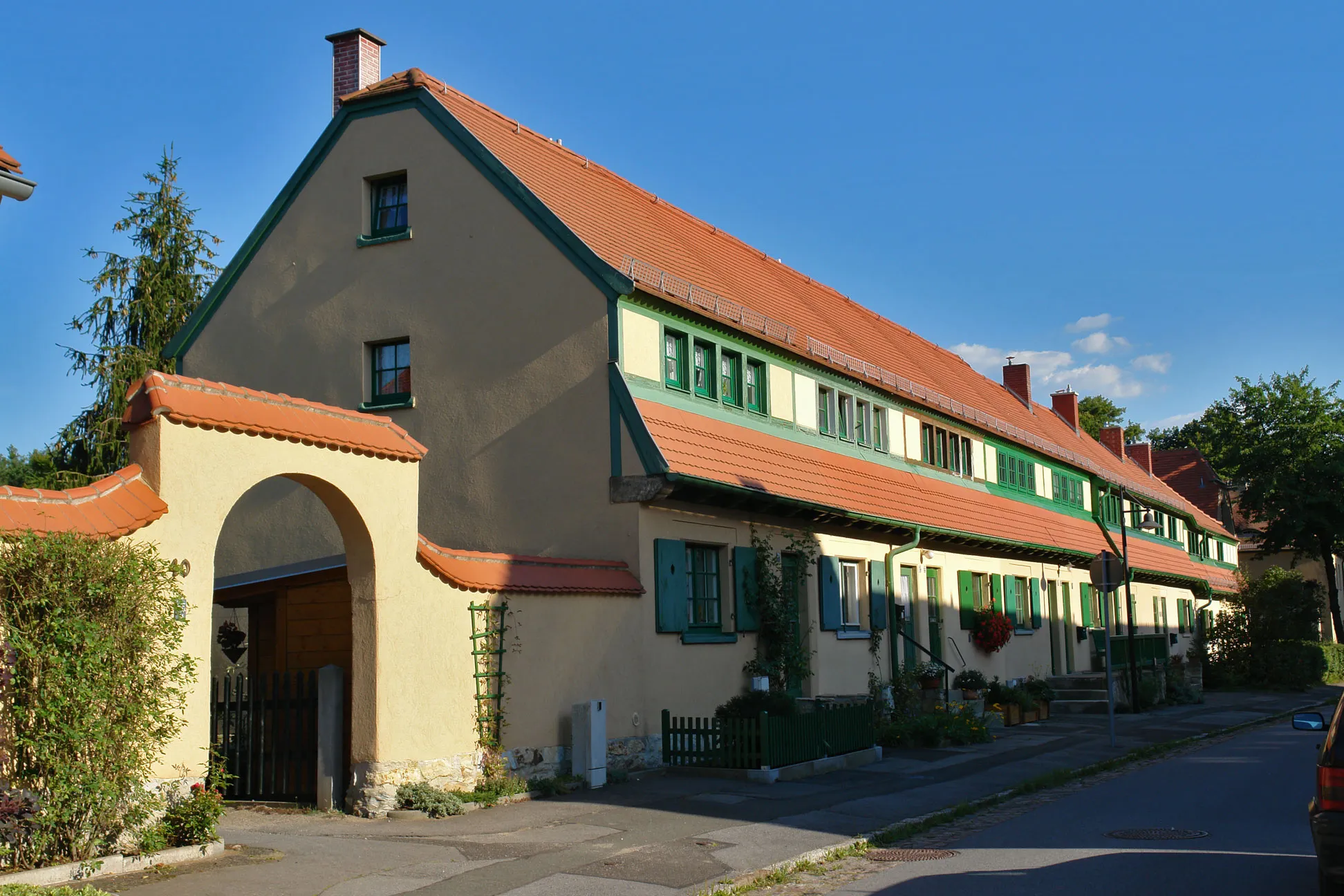 Photo showing: Typische Häuserreihe der Gartenstadt Dresden-Hellerau; "Am grünen Zipfel" Nr.26-24-22-20-18-16-14-12-10