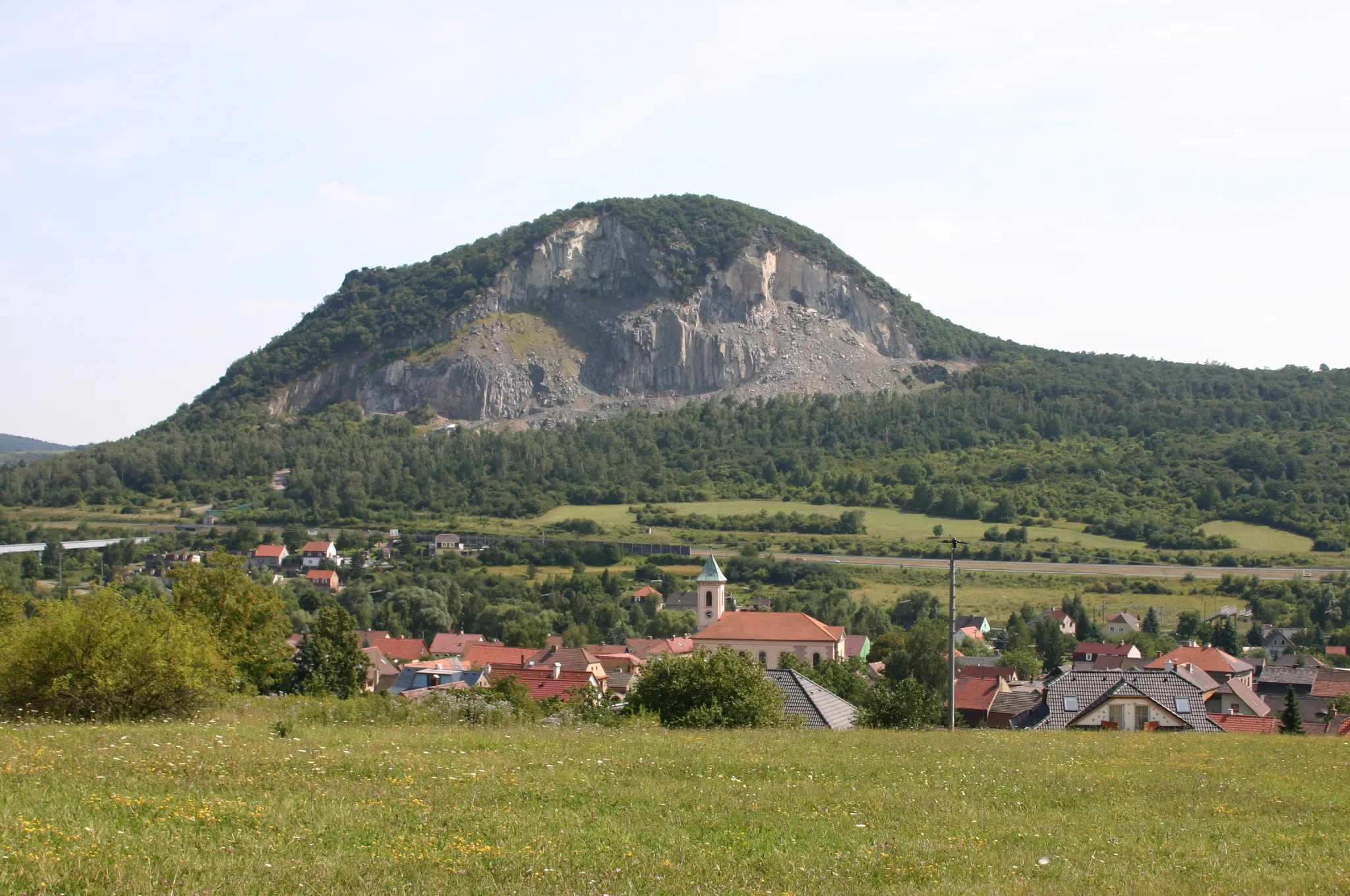 Photo showing: Kopec Želenický vrch a obec Želenice v okrese Most