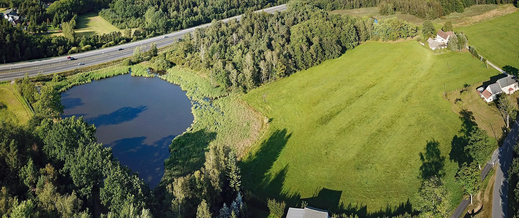 Photo showing: Quellgebiet der Großen Röder im Rammenauer Ortsteil Röderbrunn (Quelle im Wald am rechten oberen Bildrand; danach fließt die Röder durch zwei kleine Seen nahe der Autobahn A 4: rechts oben Karschteich und links Rohrteich). Links oben hinter der A 4 befindet sich das Forsthaus Luchsenburg.