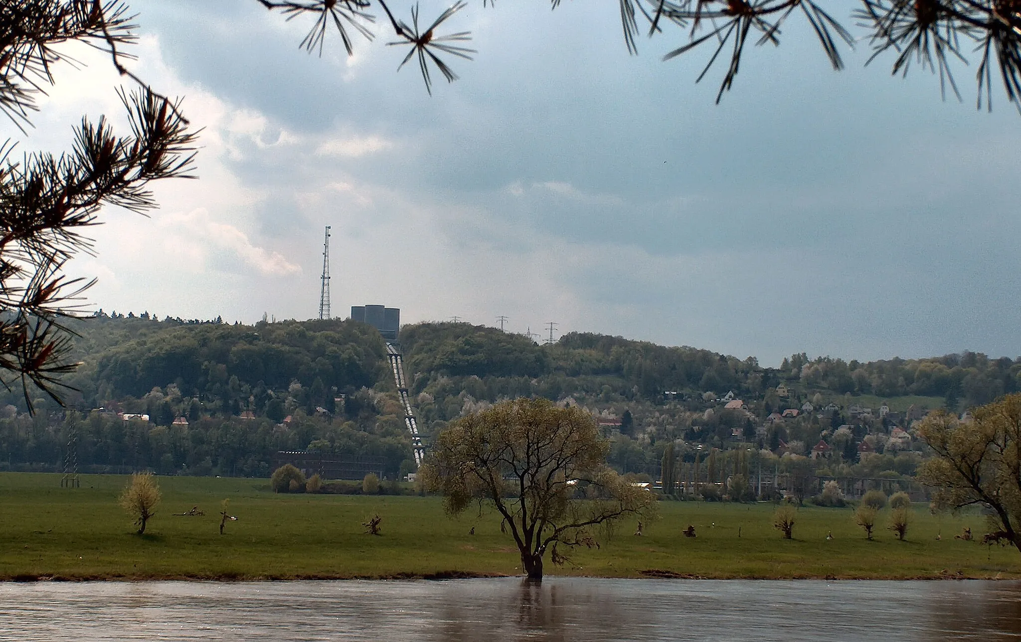 Photo showing: Blick auf Niederwartha vom Elberadweg Radebeul-Kötzschenbroda